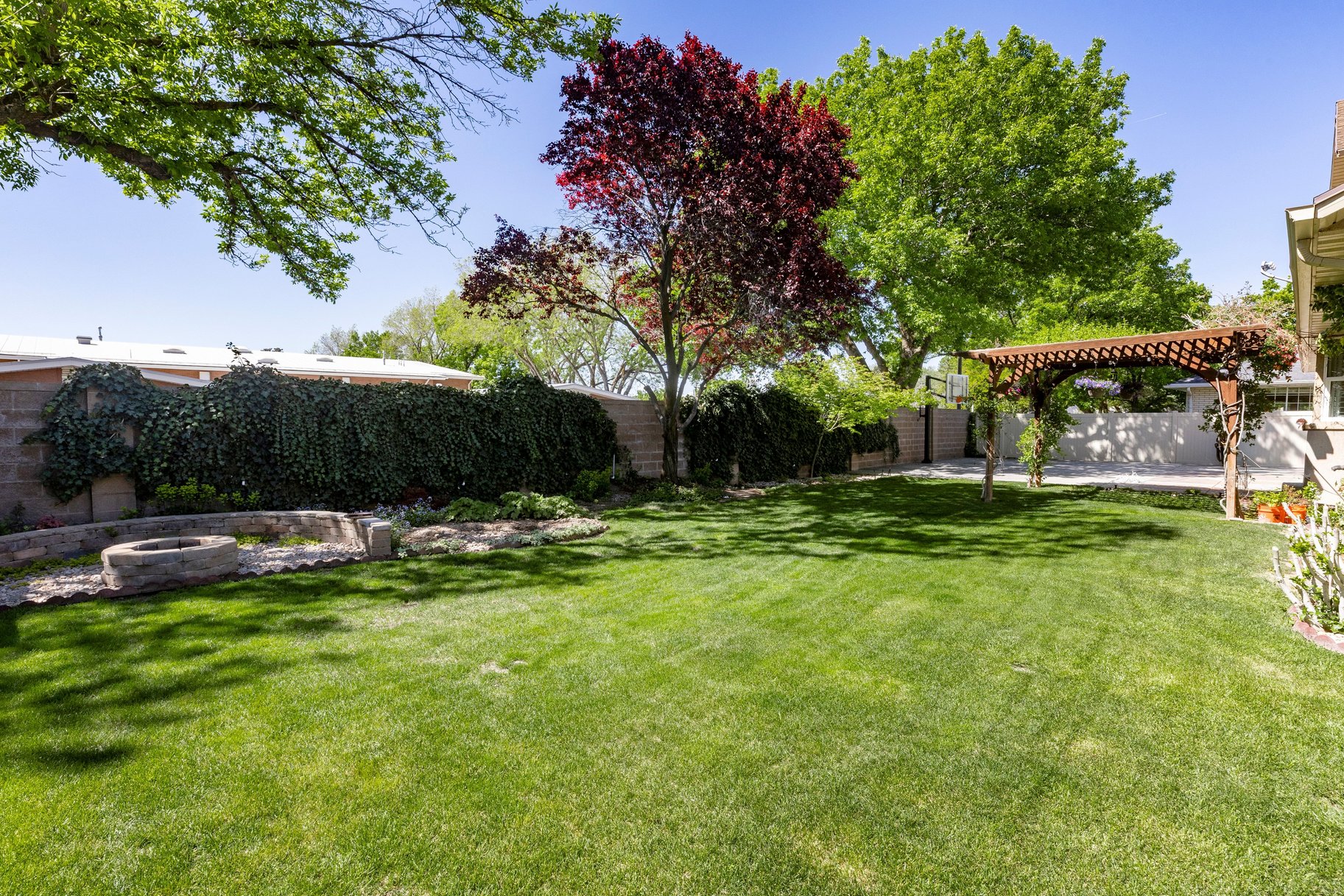  Private Holladay Retreat with Dual Primary Suites & Beautifully Maintained Yard. - 物件實景