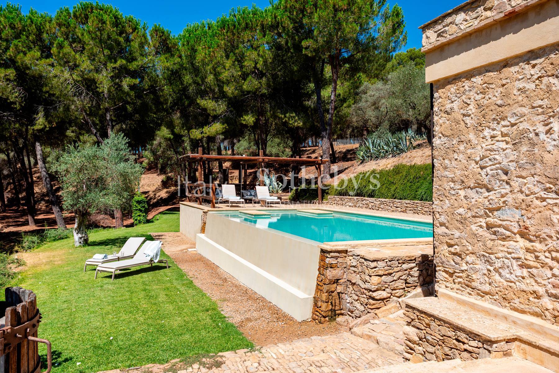  Old villa with swimming pool, dépendance, and private pine forest - 物件實景