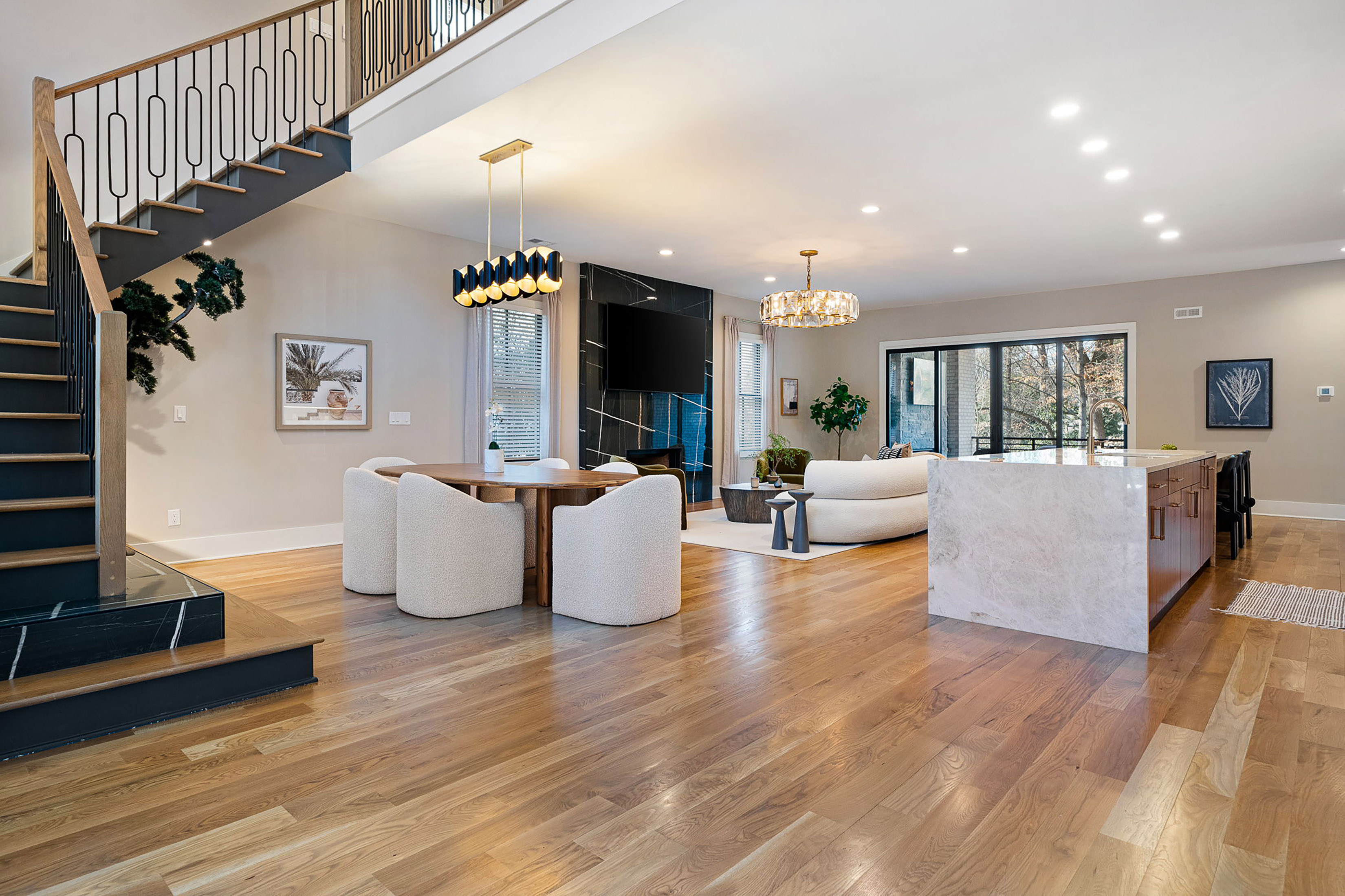  Striking Three Story Custom-built Home Redefines Modern Luxury - 物件實景