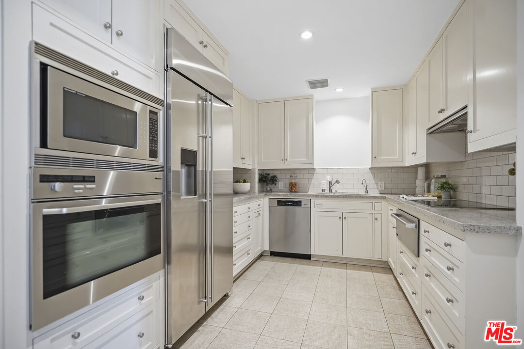 West Hollywood, California, 90069, United States, 2 Bedrooms Bedrooms, ,2 BathroomsBathrooms,Residential,For Sale,1910905