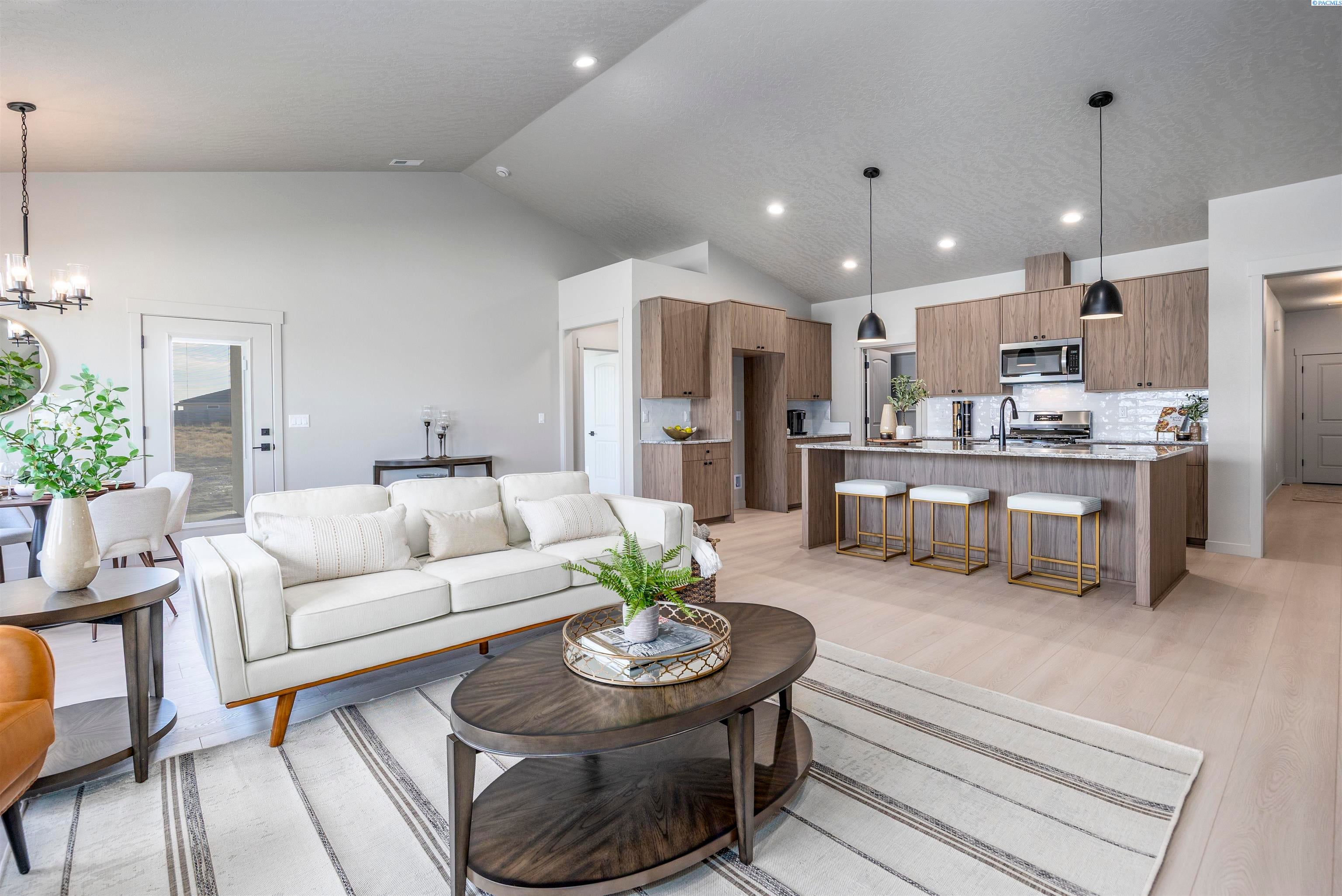 Richland, Washington, 99352, United States, 4 Bedrooms Bedrooms, ,3 BathroomsBathrooms,Residential,For Sale,1980389