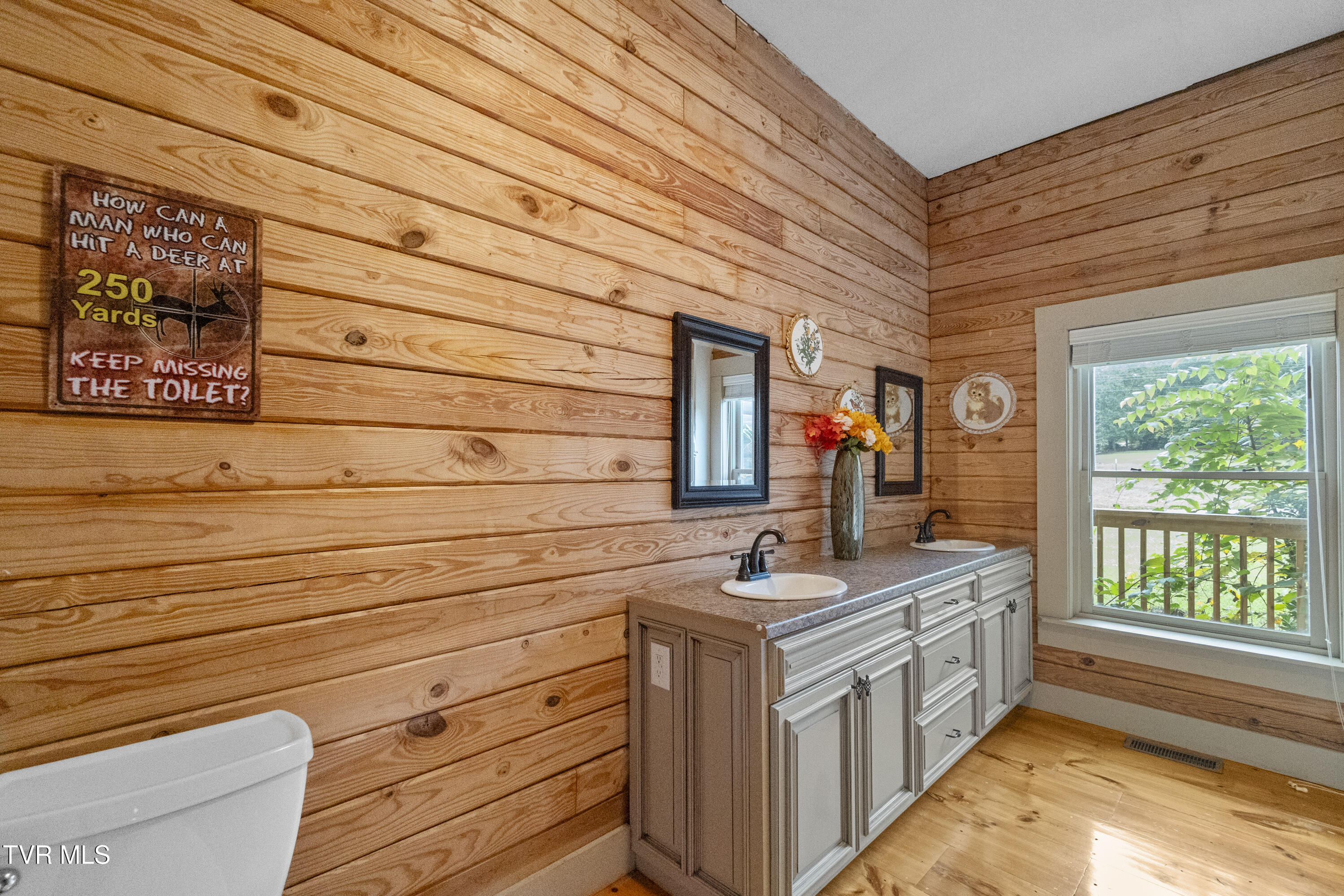 Greeneville, Tennessee, 37745, United States, 5 Bedrooms Bedrooms, ,4 BathroomsBathrooms,Residential,For Sale,1981962