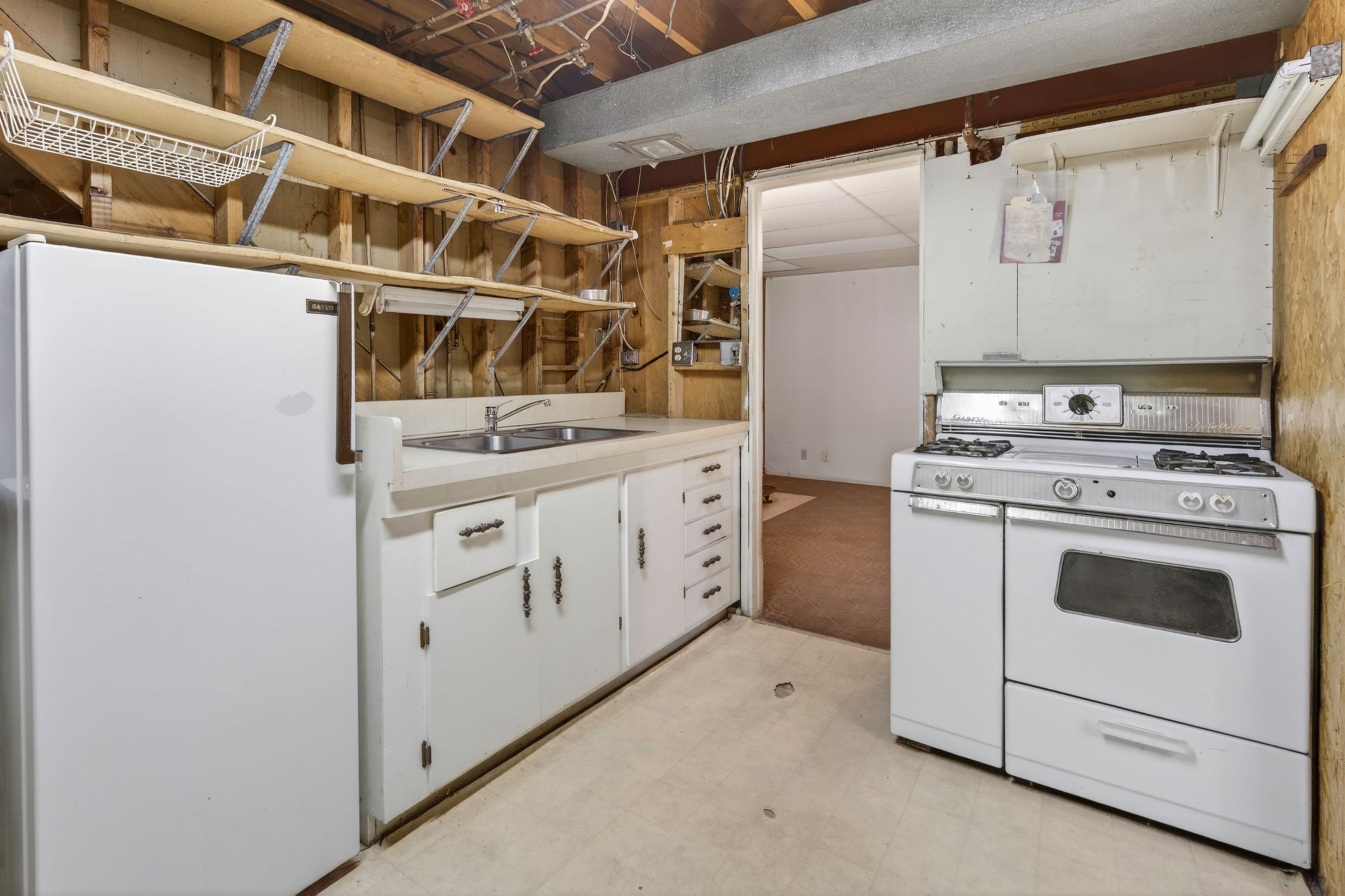  Opportunity Knocks with this Sprawling Ranch Home in Keewaydin Meadows - 物件實景