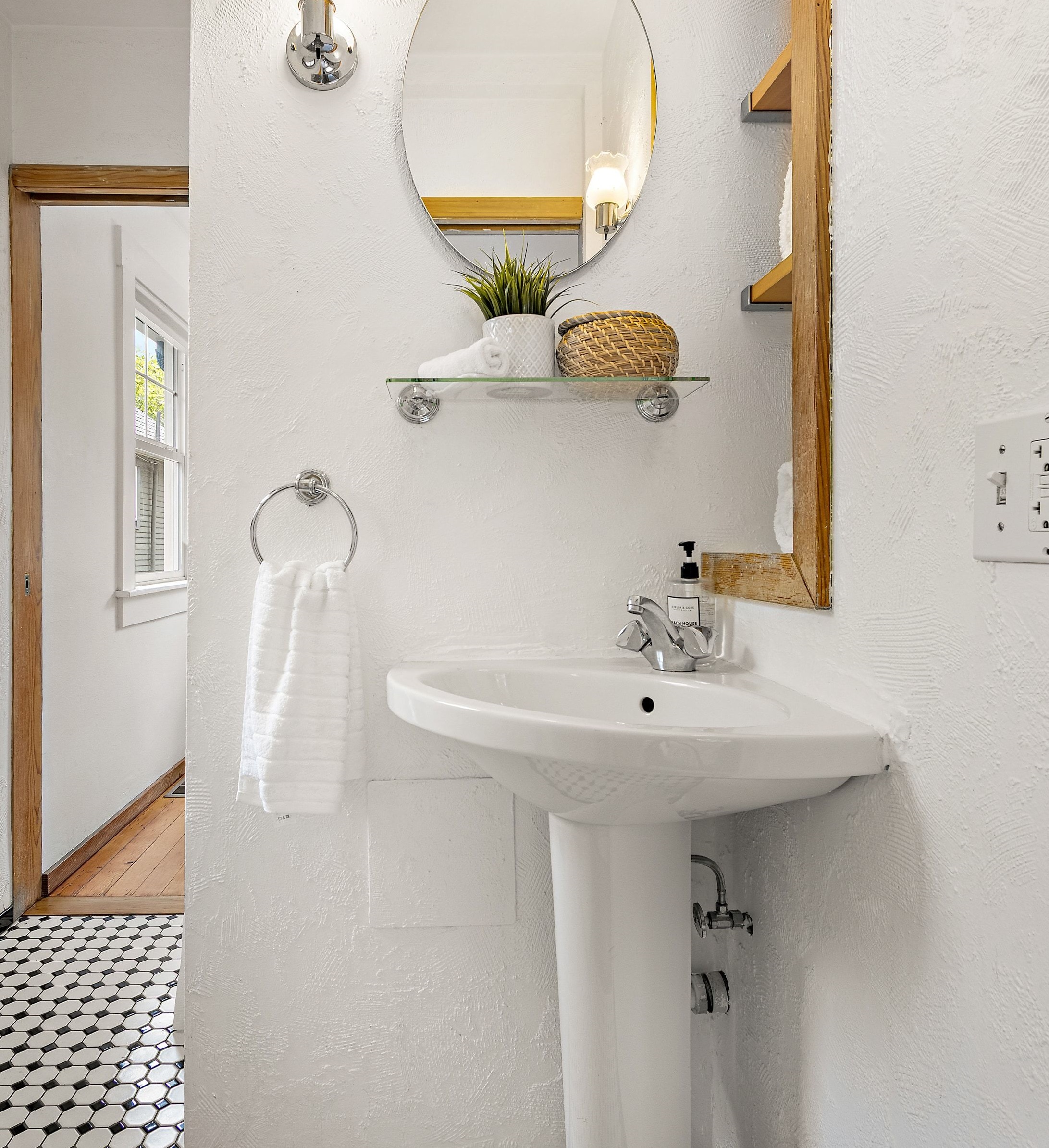  A Storybook North Oakland Cottage Offering Charm, Character, and Potential - 物件實景