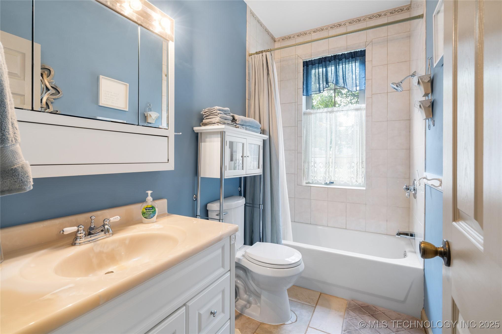 Hulbert, Oklahoma, 74441, United States, 3 Bedrooms Bedrooms, ,2 BathroomsBathrooms,Residential,For Sale,1920796
