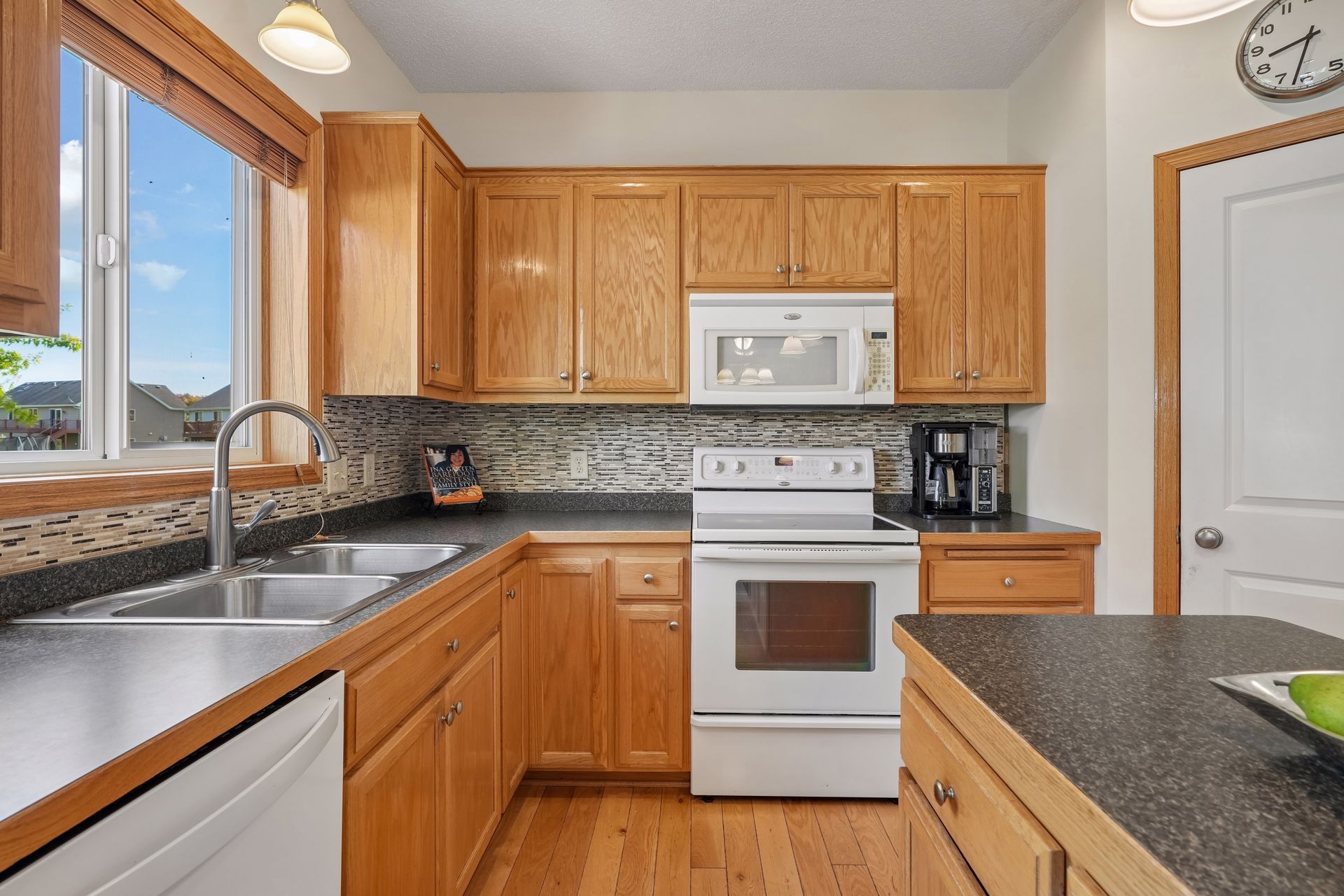  Beautifully Refreshed Home With Expansion Potential in Minnetrista - 物件實景