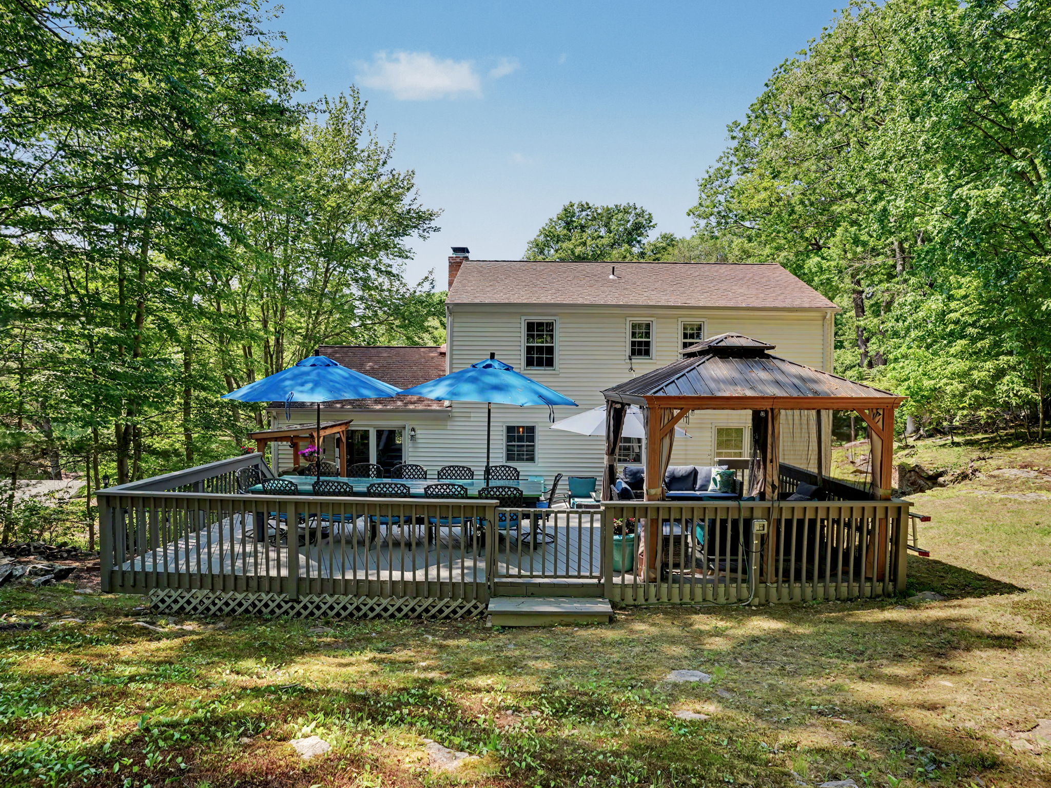  Hilltop Lake Hills Oasis with Renovated Chef