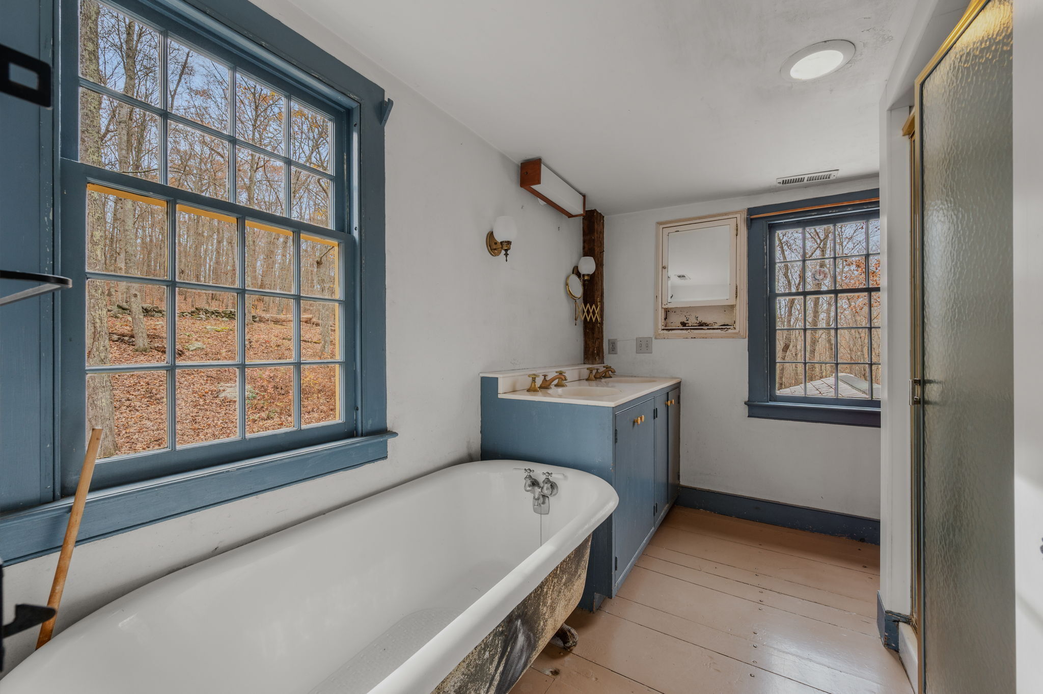 Lyme, Connecticut, 06371, United States, 2 Bedrooms Bedrooms, ,3 BathroomsBathrooms,Residential,For Sale,1991531