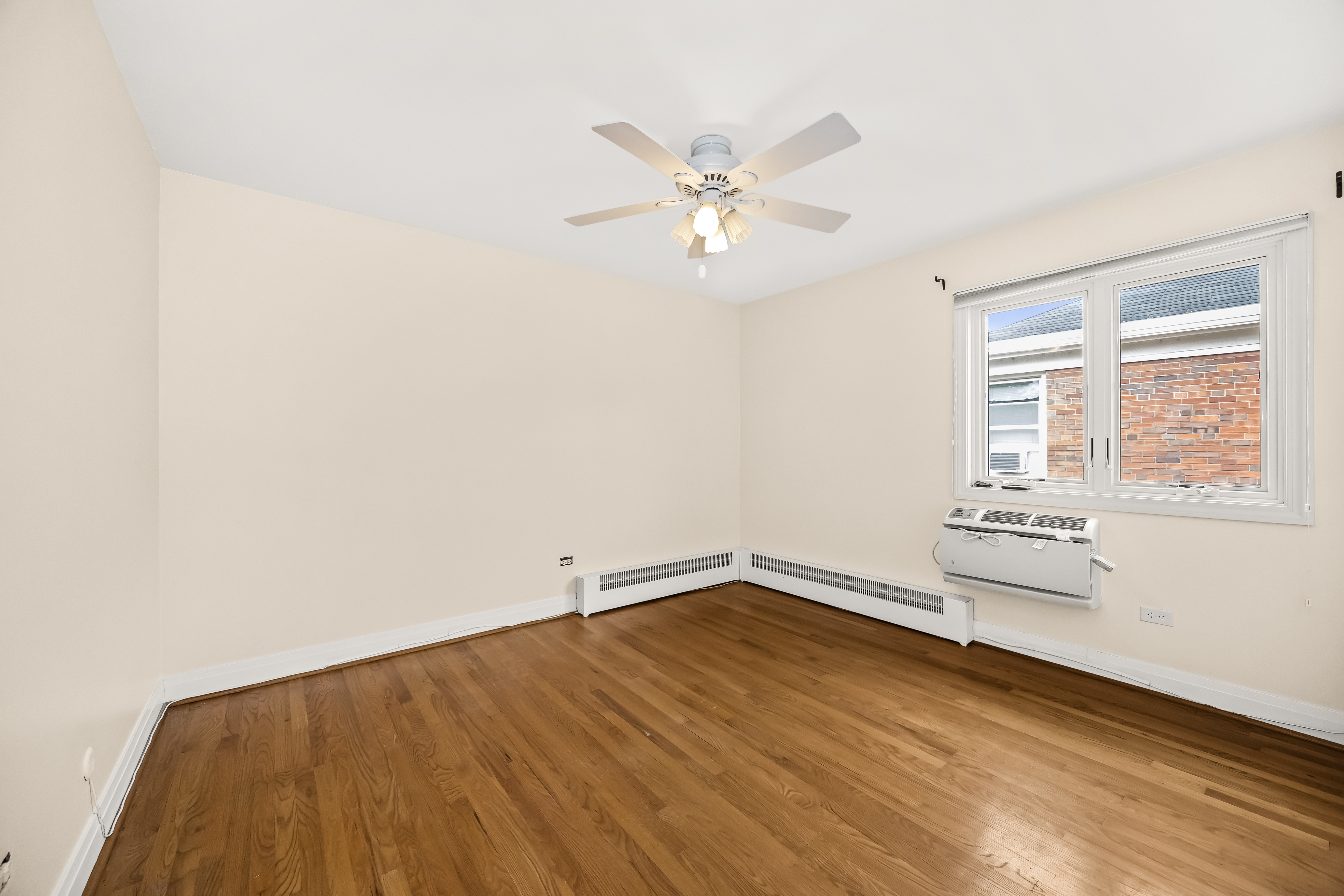  Bright Top Floor 3-bed Room Condo in an Intimate Six-unit Building - 物件實景