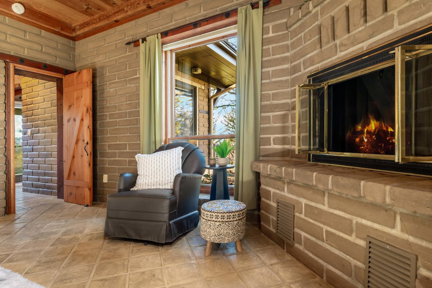 Grass Valley, California, 95949, United States, 3 Bedrooms Bedrooms, ,5 BathroomsBathrooms,Residential,For Sale,2006343