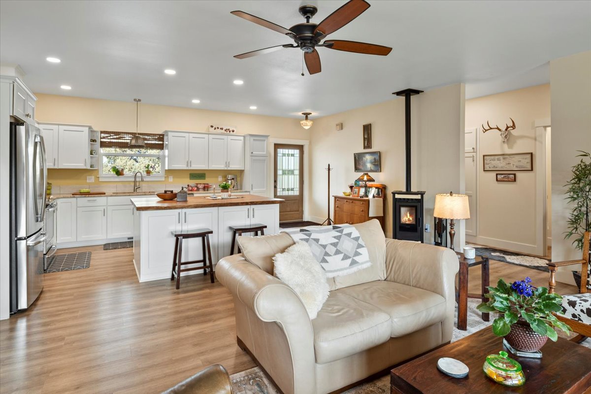 Prineville, Oregon, 97754, United States, 3 Bedrooms Bedrooms, ,2 BathroomsBathrooms,Residential,For Sale,1721299