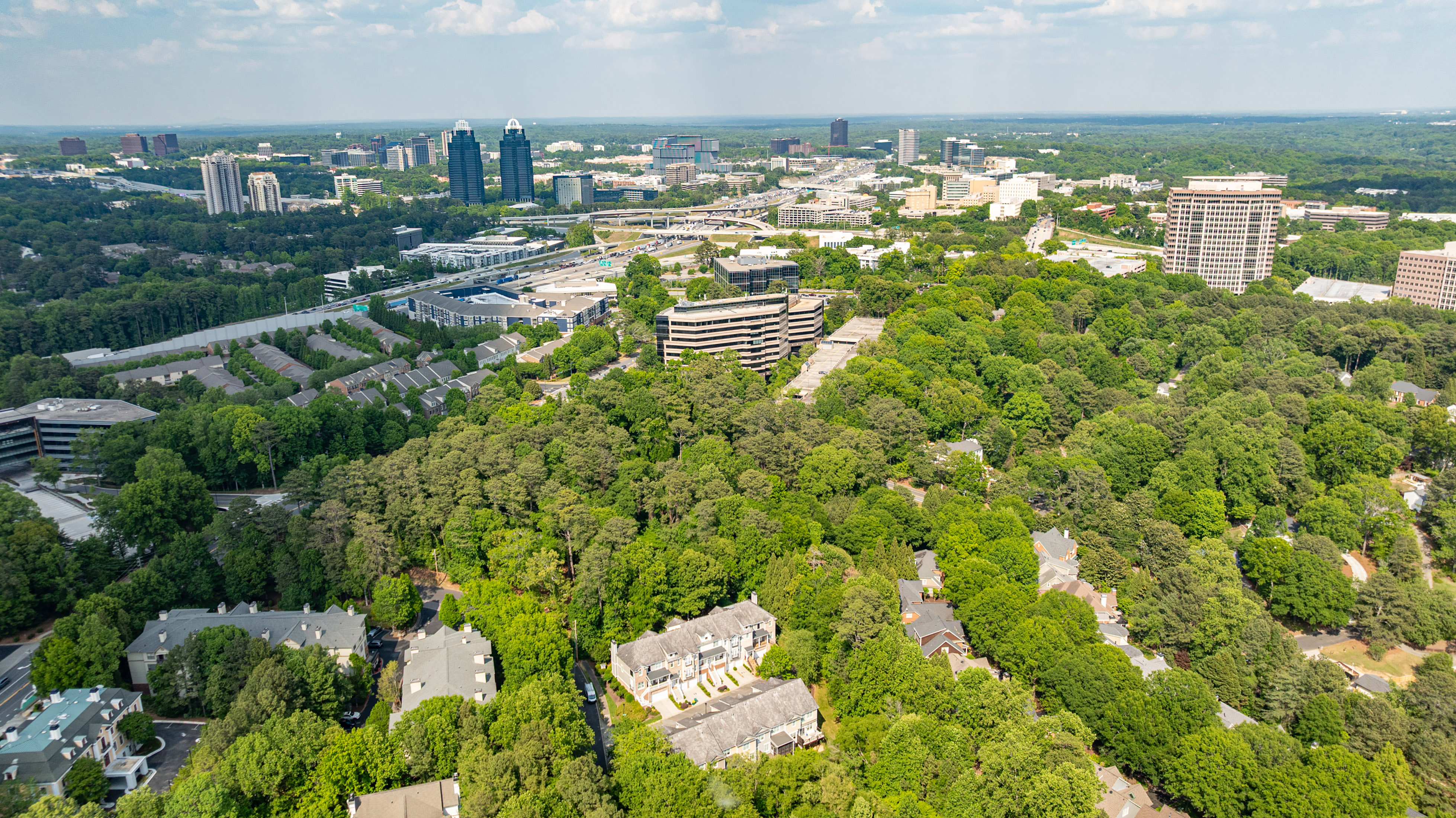  Sandy Springs Townhome Lives Like a Single Family Residence - 物件實景