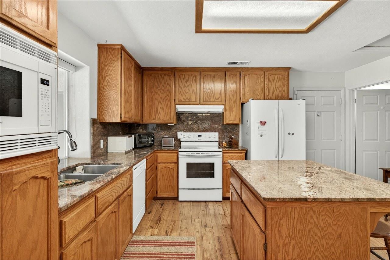 Oakhurst, California, 93644, United States, 4 Bedrooms Bedrooms, ,2 BathroomsBathrooms,Residential,For Sale,1922823