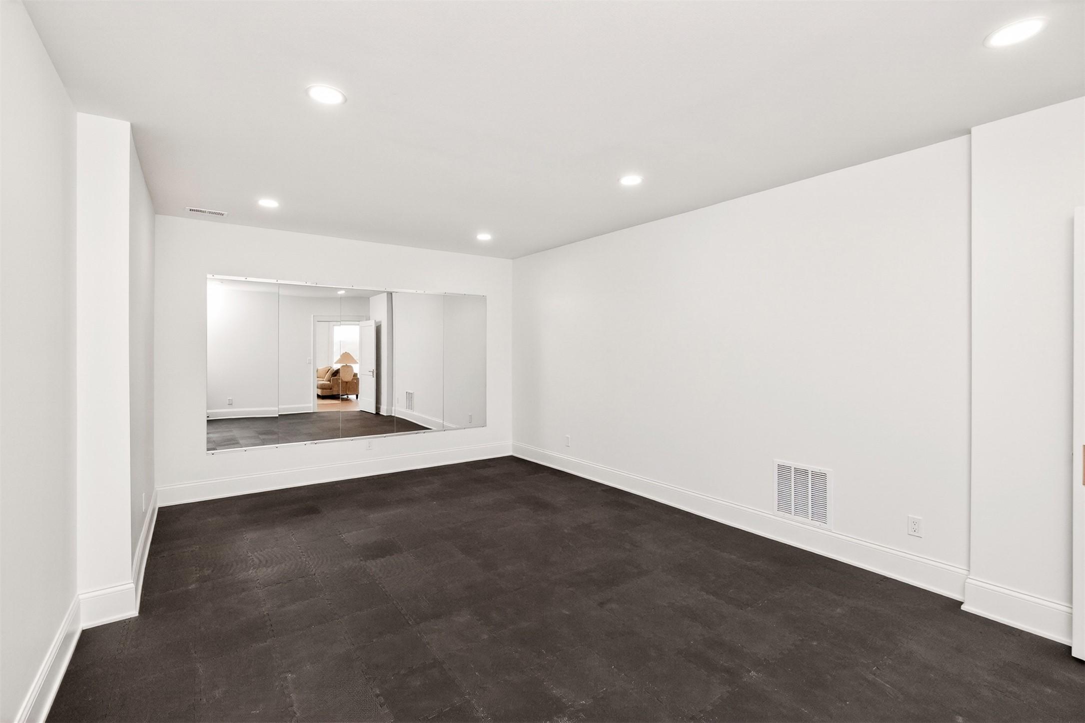 Pella, Iowa, 50219, United States, 5 Bedrooms Bedrooms, ,5 BathroomsBathrooms,Residential,For Sale,2019624
