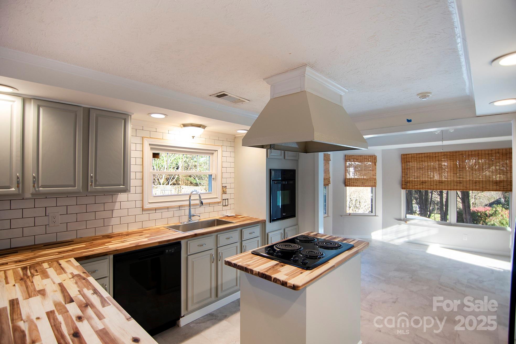 Hendersonville, North Carolina, 28792, United States, 3 Bedrooms Bedrooms, ,3 BathroomsBathrooms,Residential,For Sale,1976526