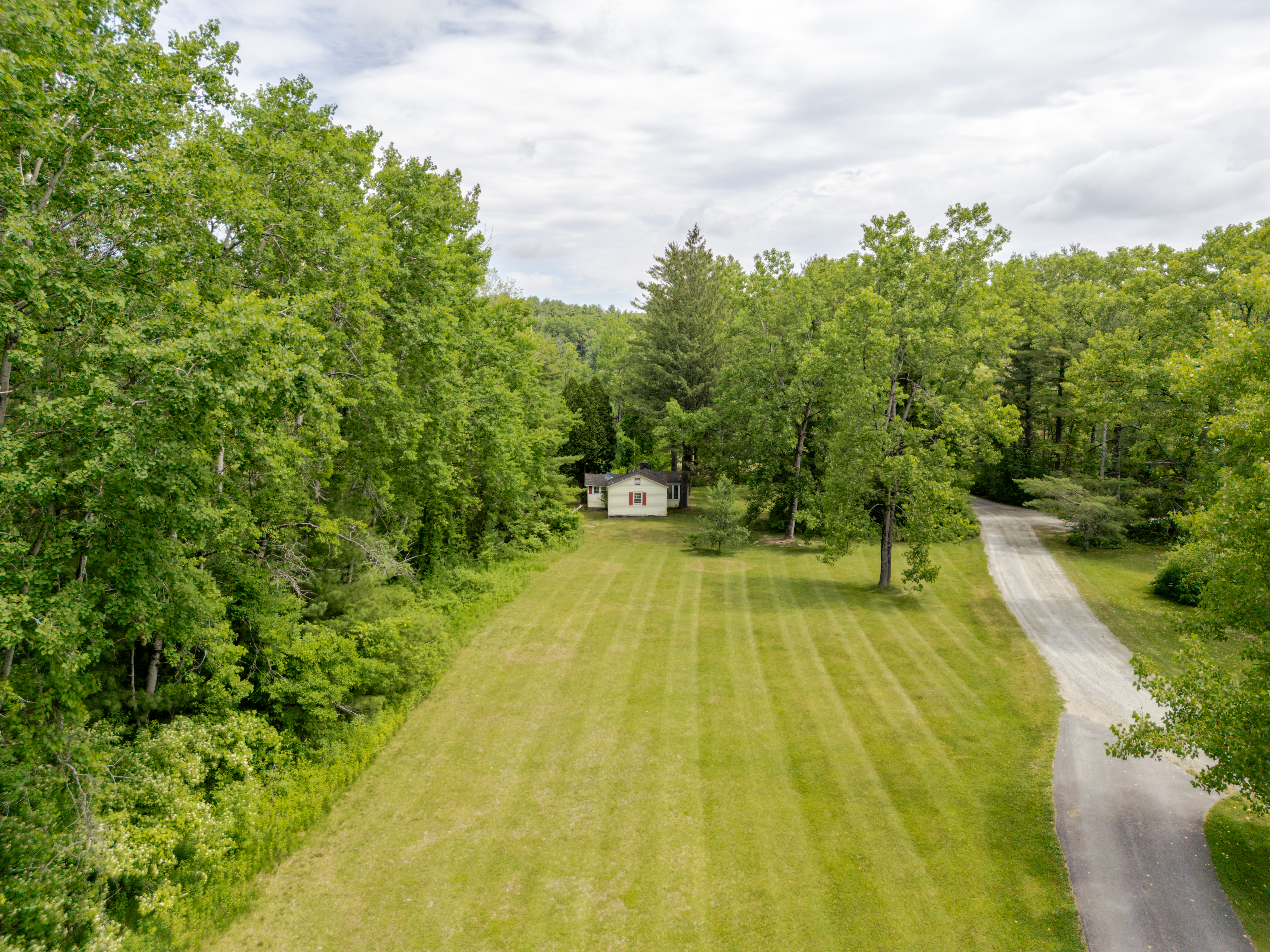  Berkshire Lakeside Living: 2-Acres and a Cottage by the Lake - 物件實景