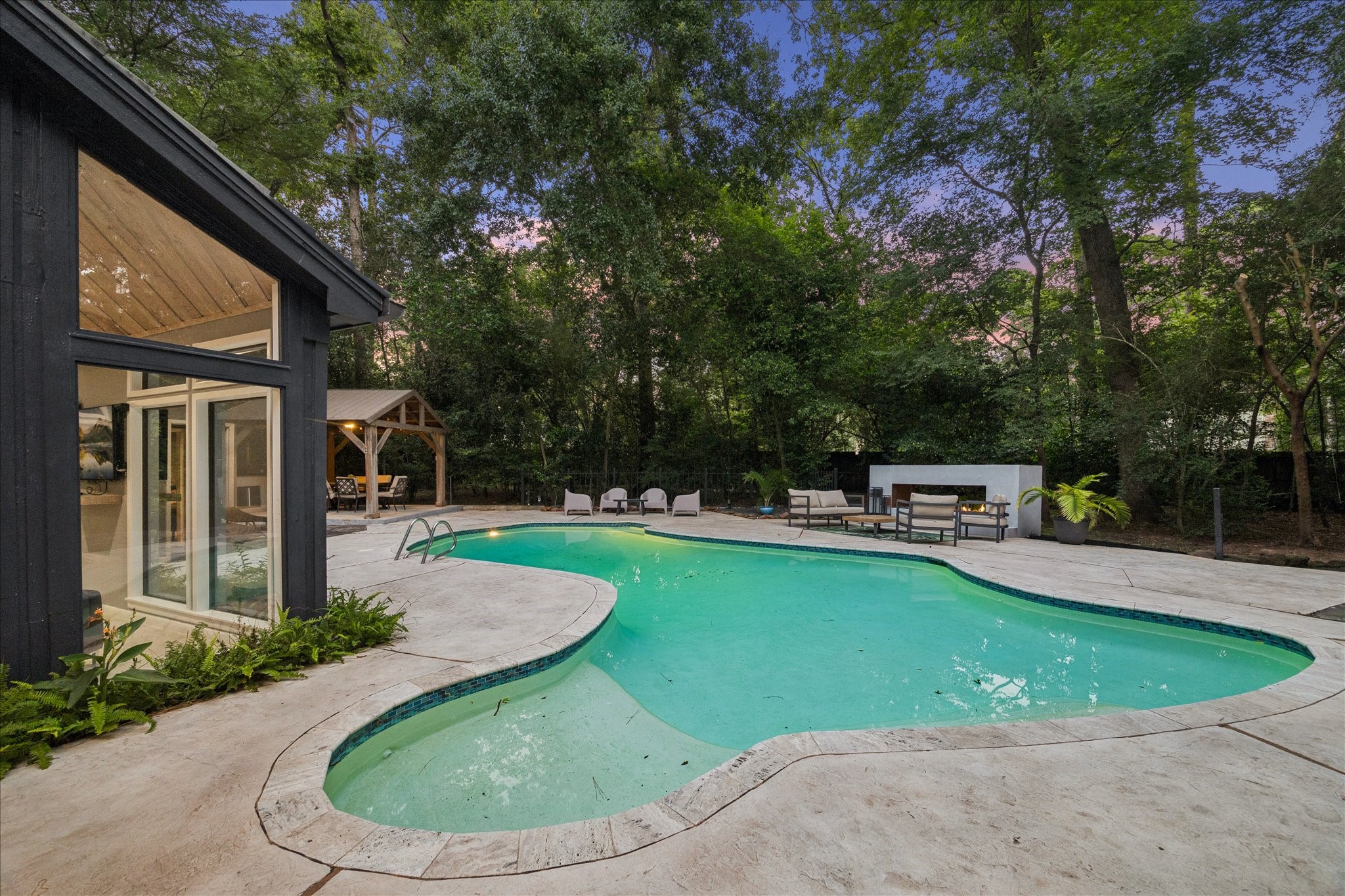  2411 Oakbank Drive - 物件實景