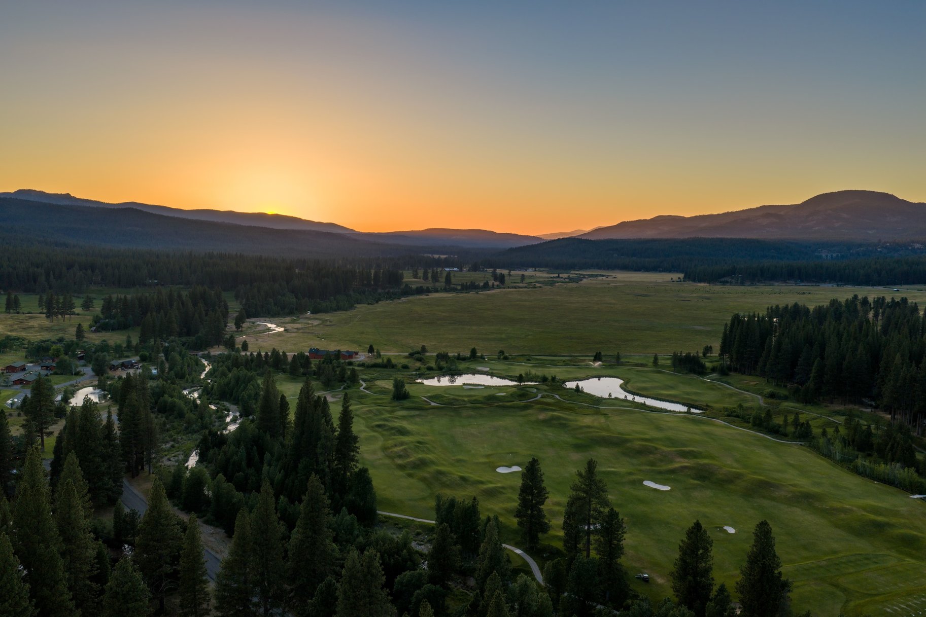  Hilltop Whitehawk Ranch Estate with Sweeping Meadow, Pond & Mountain Views - 物件實景