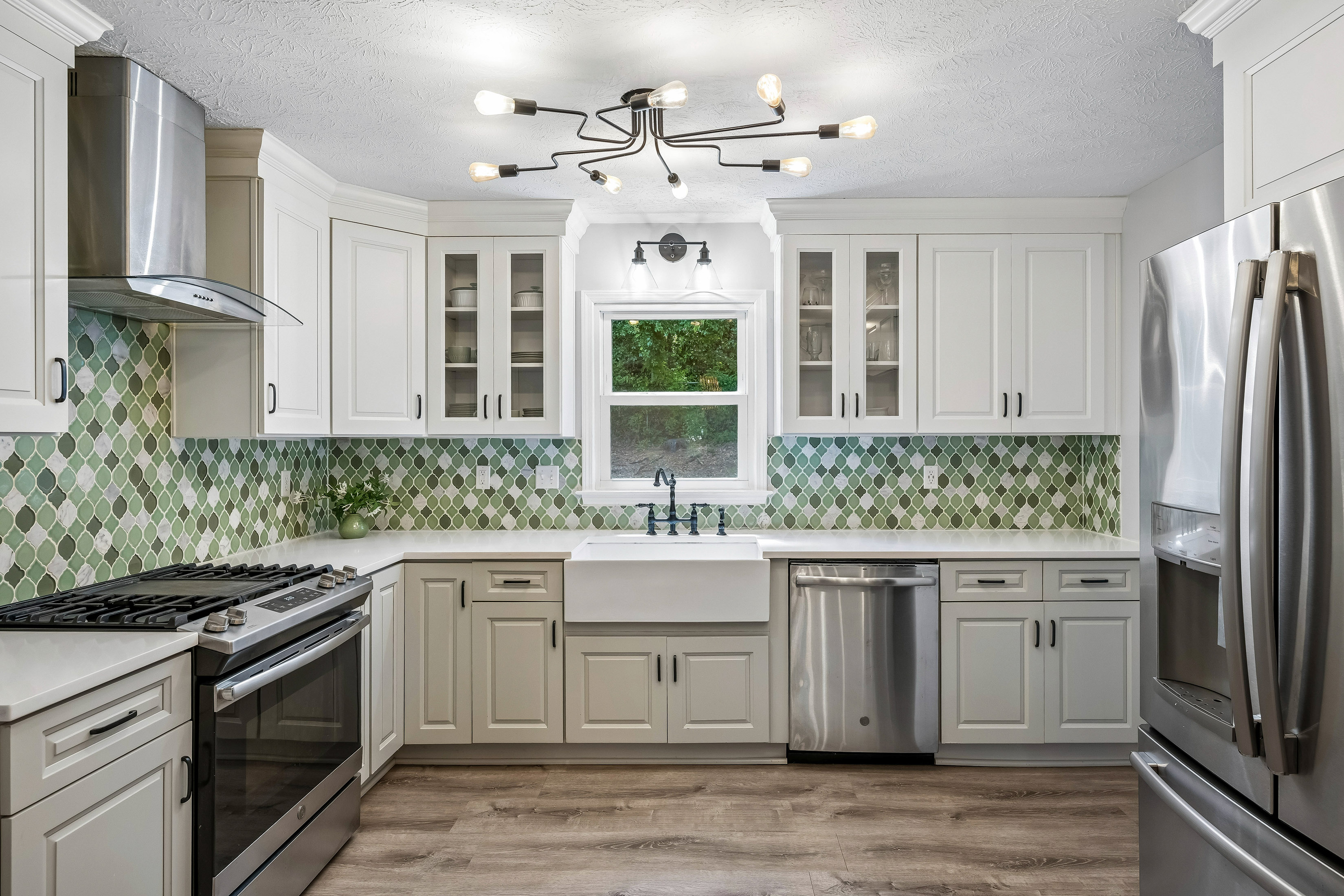  Charming Tudor-style Home Nestled in the Heart of Embry Hills - 物件實景