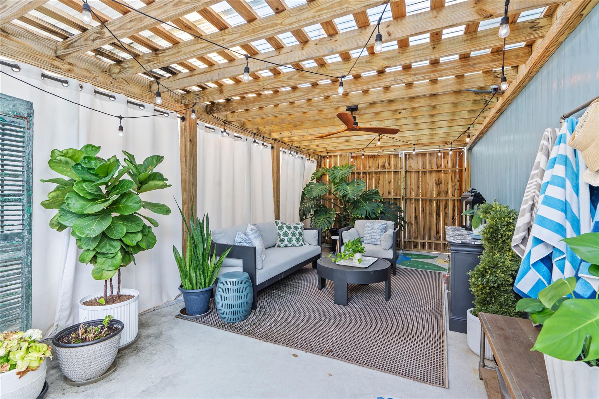 Galveston, Texas, 77550, United States, 4 Bedrooms Bedrooms, ,4 BathroomsBathrooms,Residential,For Sale,1934490