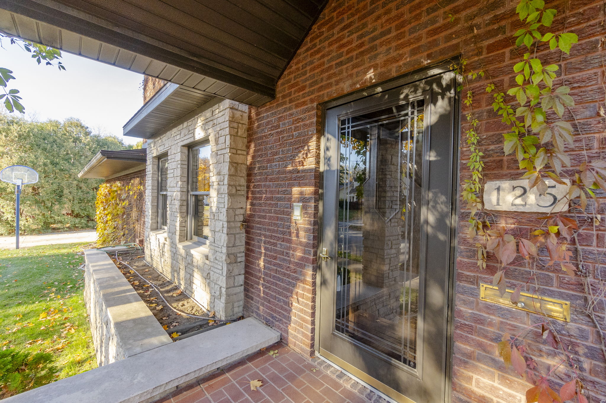 Mason City, Iowa, 50401, United States, 5 Bedrooms Bedrooms, ,3 BathroomsBathrooms,Residential,For Sale,1974101