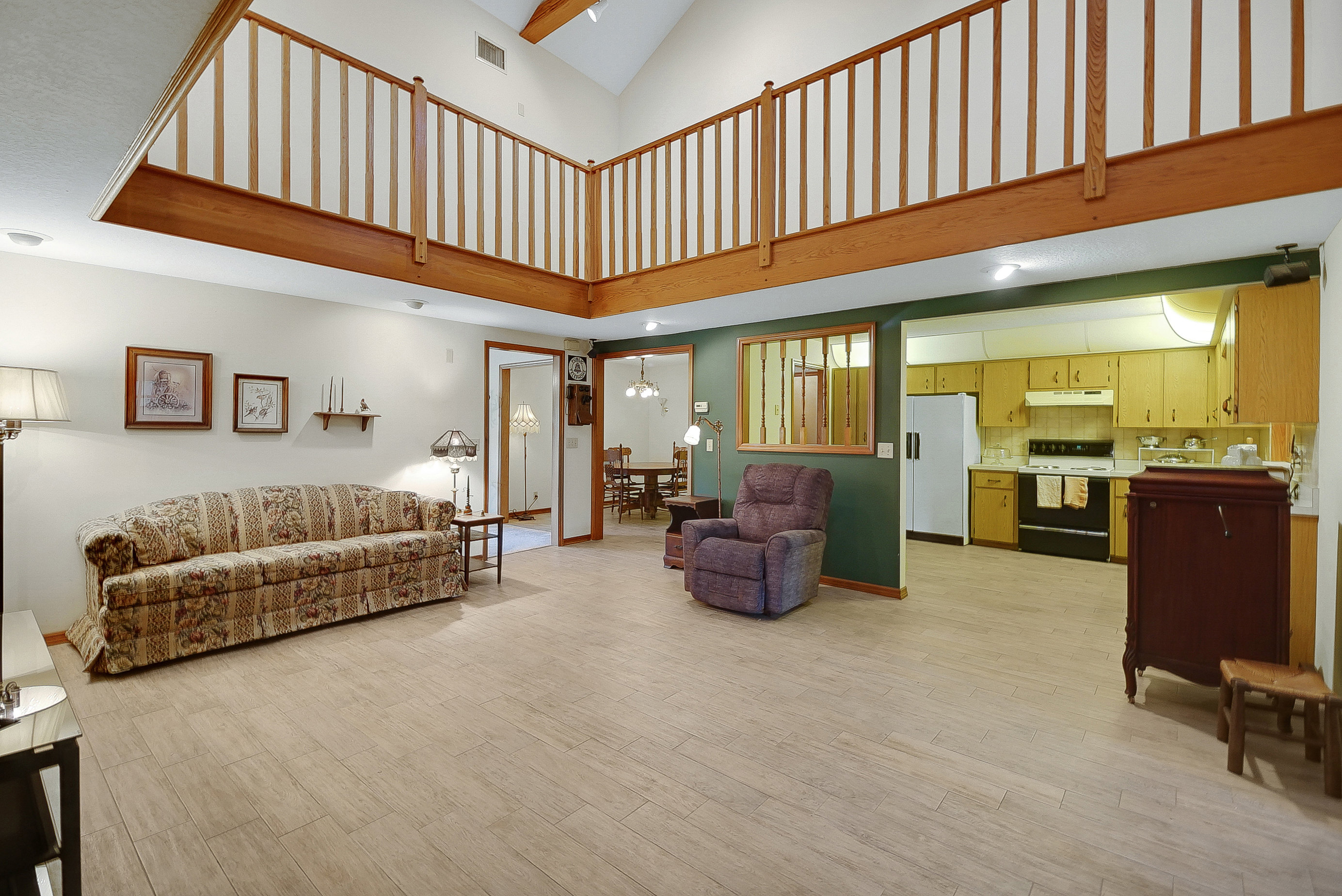 Lady Lake, Florida, 32159, United States, 4 Bedrooms Bedrooms, ,2 BathroomsBathrooms,Residential,For Sale,1873535