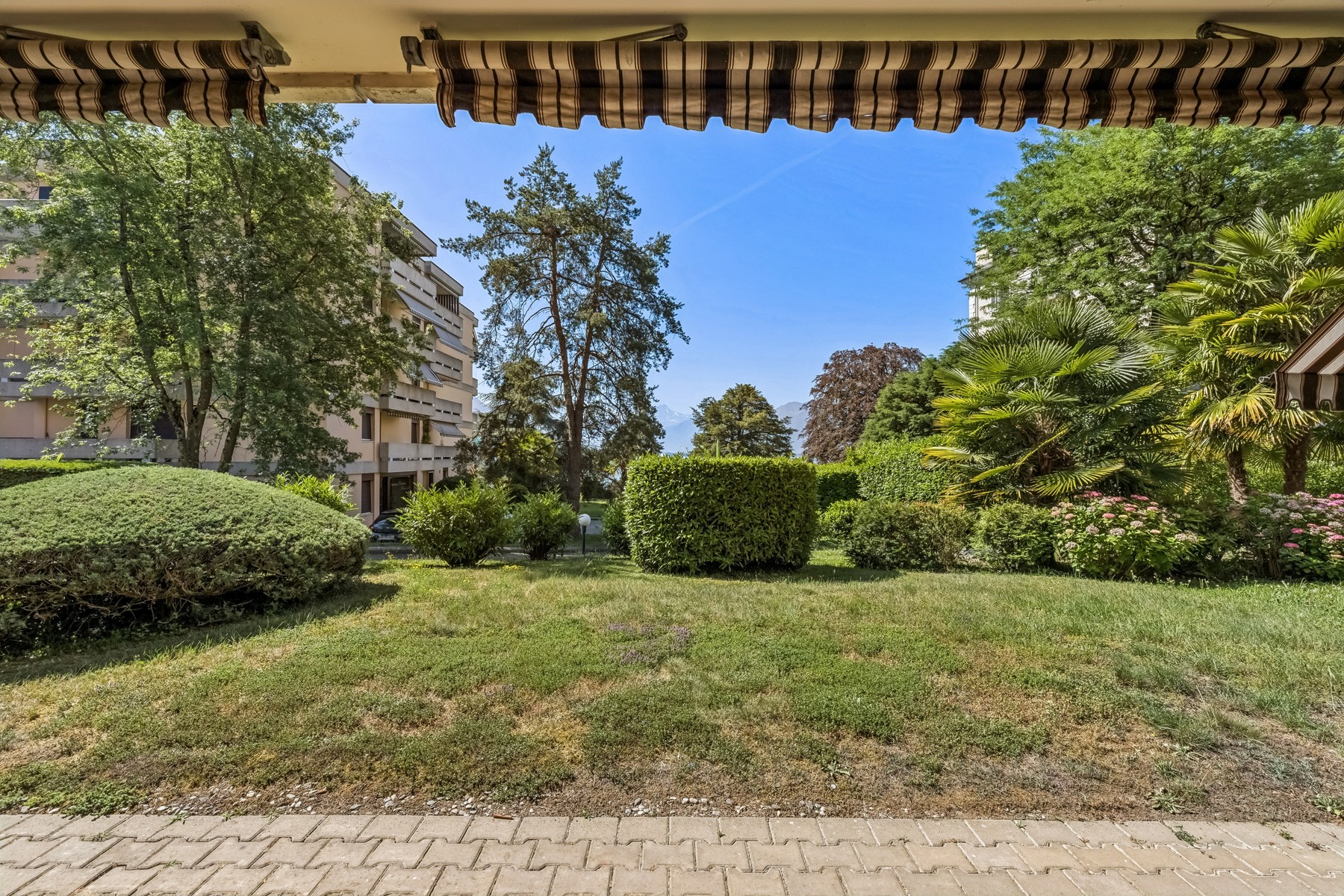  3.5-room apartment just a stone
