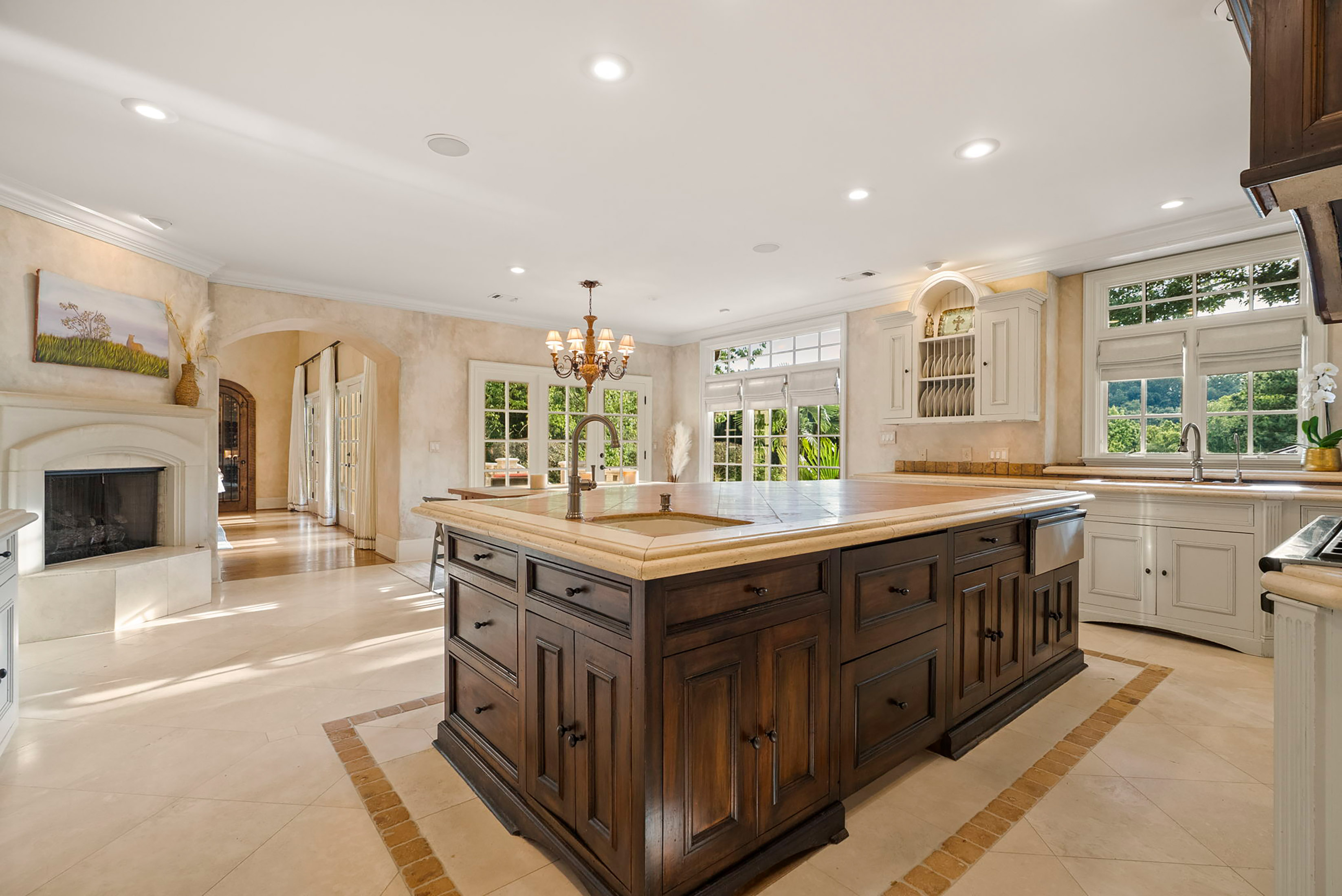  Remarkable Spanish-style Estate on 3.8+/- Private Acres - 物件實景