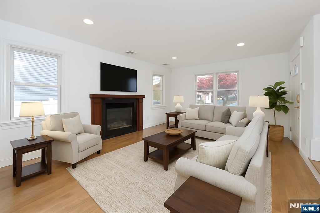 Mahwah, New Jersey, 07430, United States, 4 Bedrooms Bedrooms, ,3 BathroomsBathrooms,Residential,For Sale,1989324