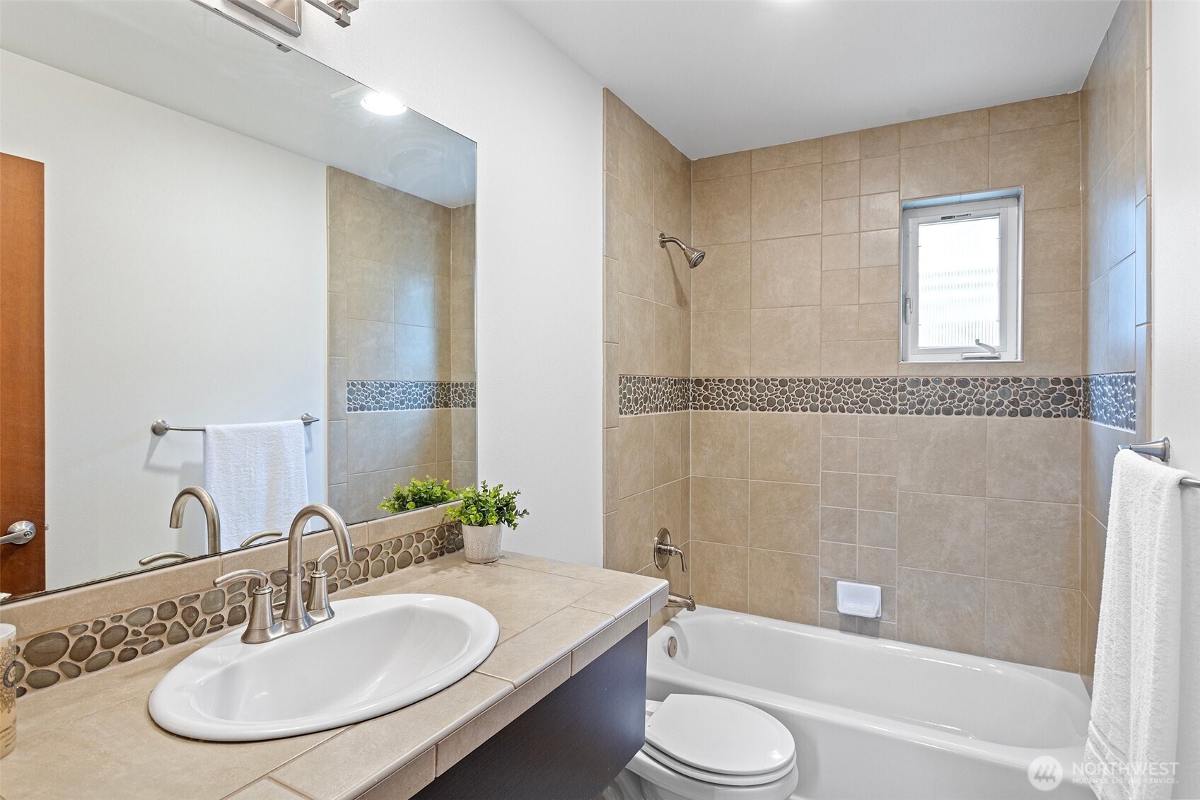 Seattle, Washington, 98109, United States, 3 Bedrooms Bedrooms, ,4 BathroomsBathrooms,Residential,For Sale,1851882