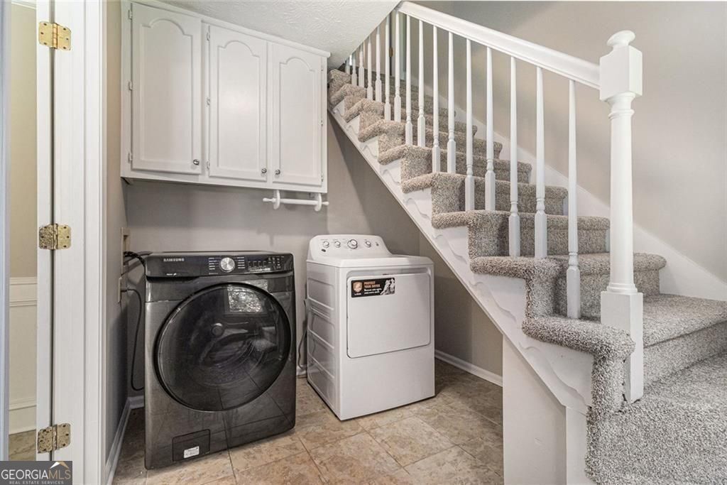 Roswell, Georgia, 30075, United States, 6 Bedrooms Bedrooms, ,4 BathroomsBathrooms,Residential,For Sale,1910371