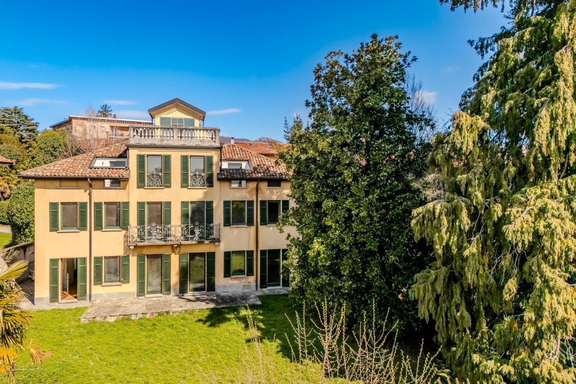Liberty villa in the prestigious Sant'Ambrogio neighborhood 