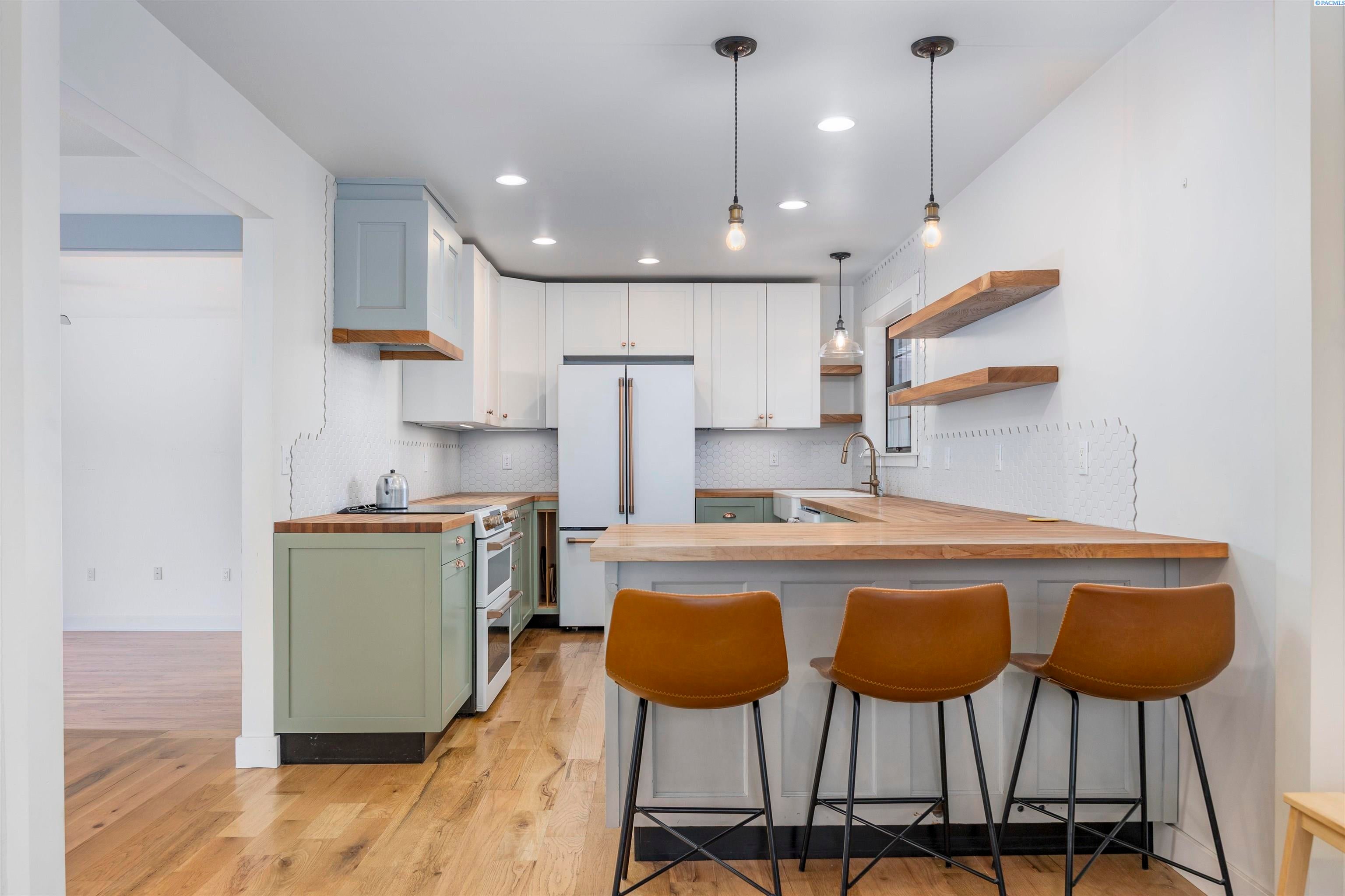 Sunnyside, Washington, 98944, United States, 3 Bedrooms Bedrooms, ,2 BathroomsBathrooms,Residential,For Sale,1998016