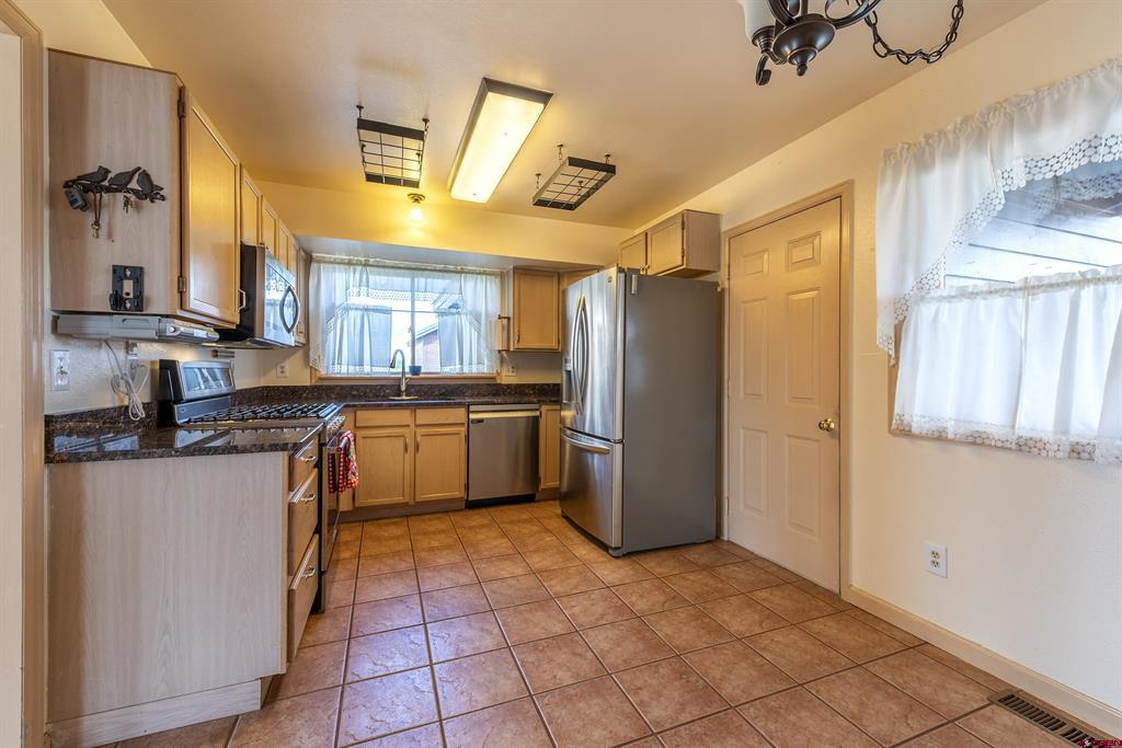 Montrose, Colorado, 81401, United States, 3 Bedrooms Bedrooms, ,2 BathroomsBathrooms,Residential,For Sale,1991802