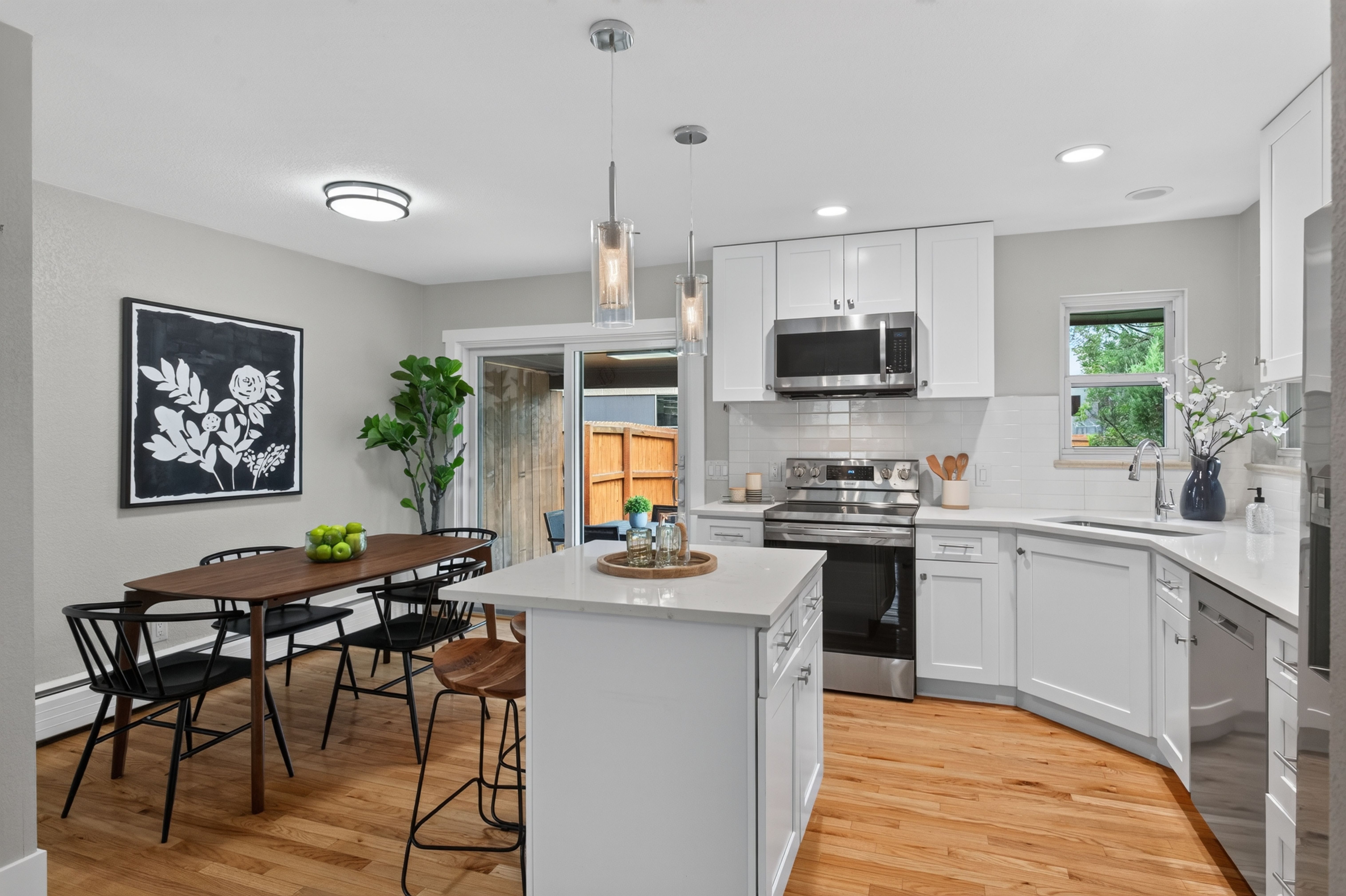  Updated, move-in ready home offers a bright, inviting floor plan - 物件實景