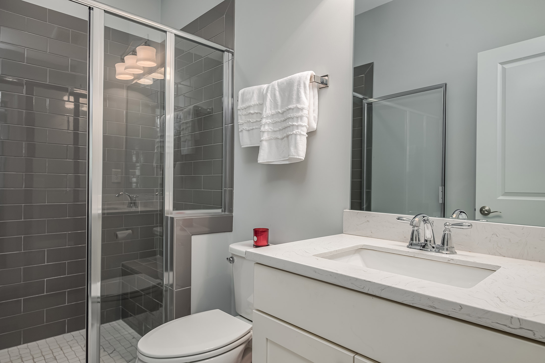  Sophisticated, Impeccably Maintained and Thoughtfully Upgraded Townhome - 物件實景