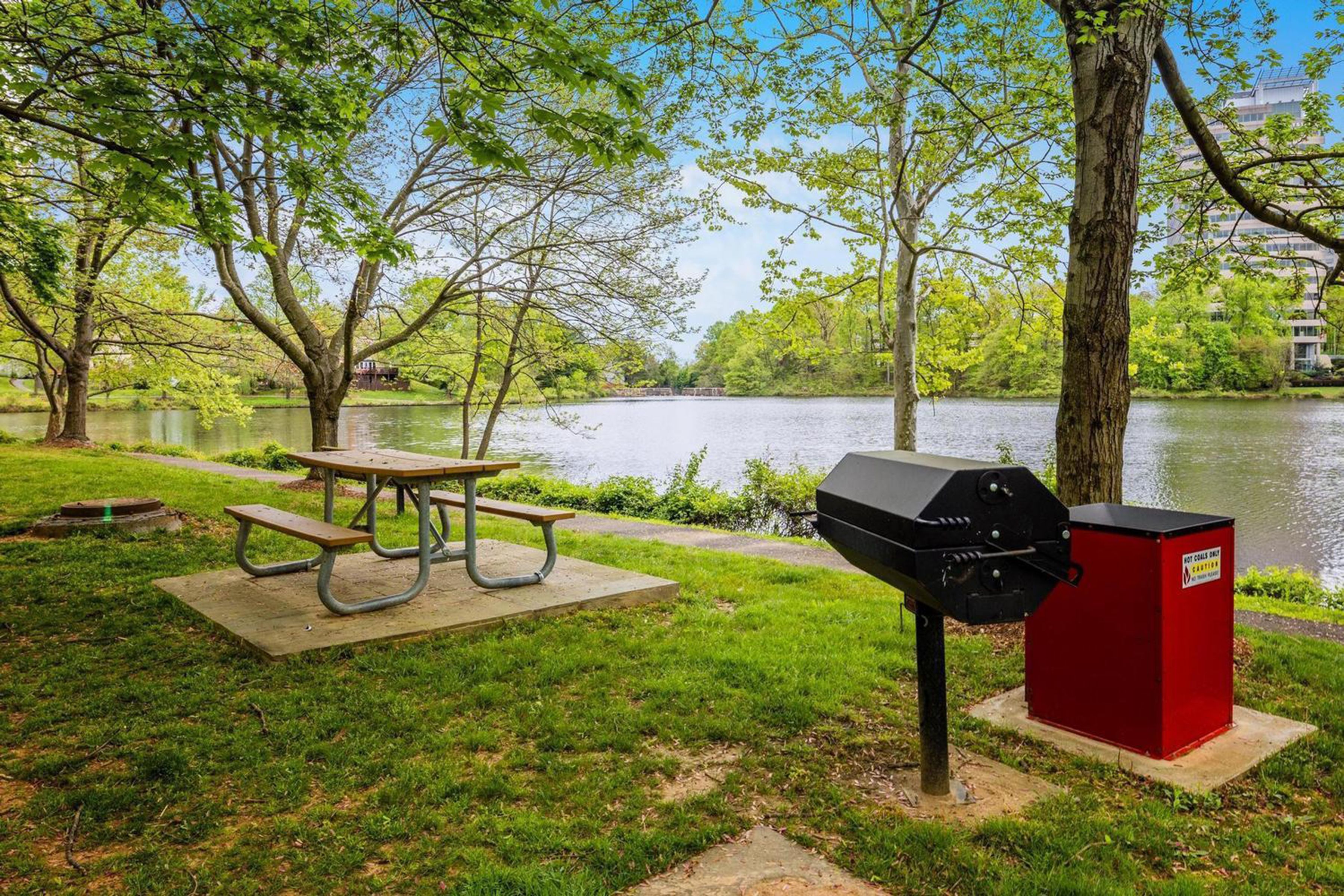  2922 Bridgehampton Court, Falls Church, VA 22042 - 物件實景