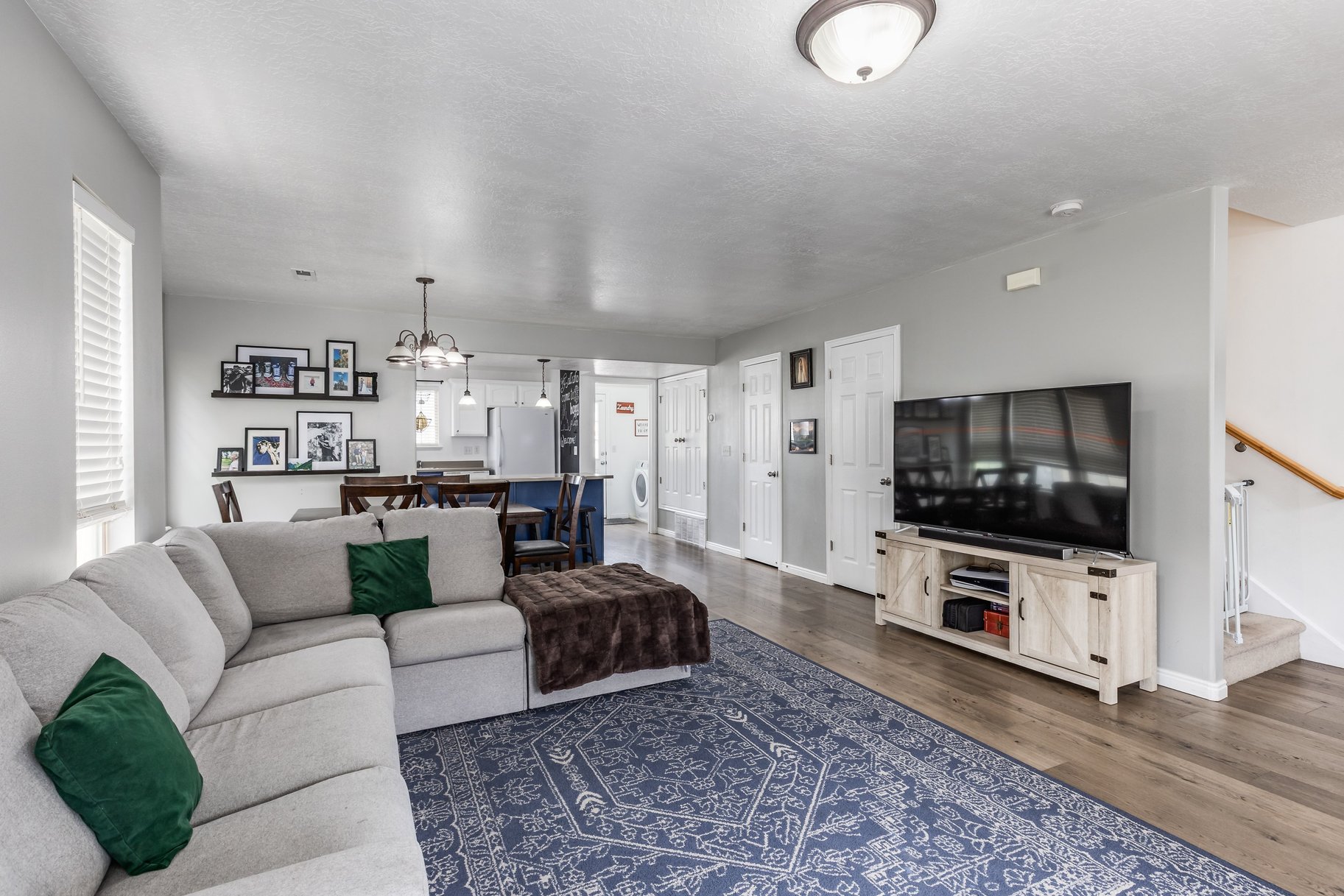  End Row Townhome in Highly Desired Location - 物件實景