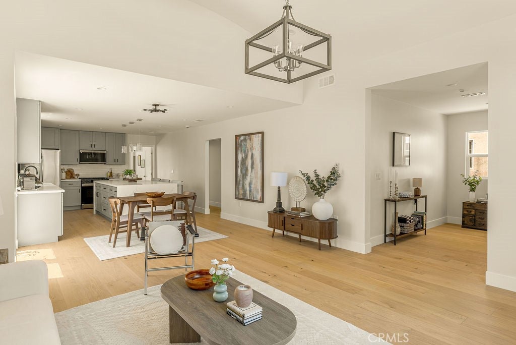 Los Angeles, California, 90018, United States, 3 Bedrooms Bedrooms, ,2 BathroomsBathrooms,Residential,For Sale,1905808