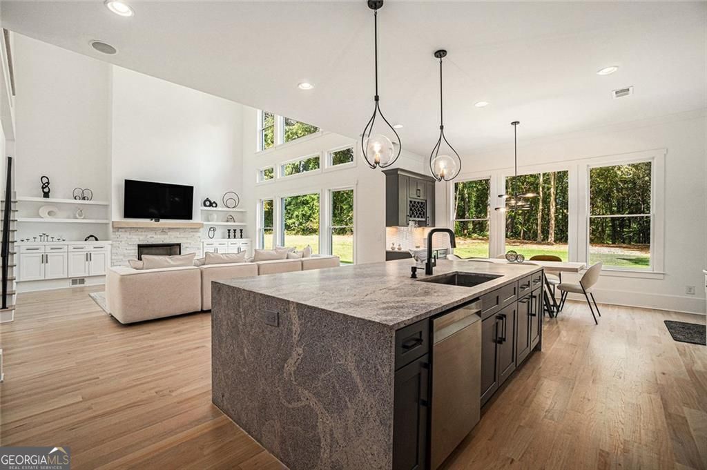 Alpharetta, Georgia, 30009, United States, 5 Bedrooms Bedrooms, ,4 BathroomsBathrooms,Residential,For Sale,1899249