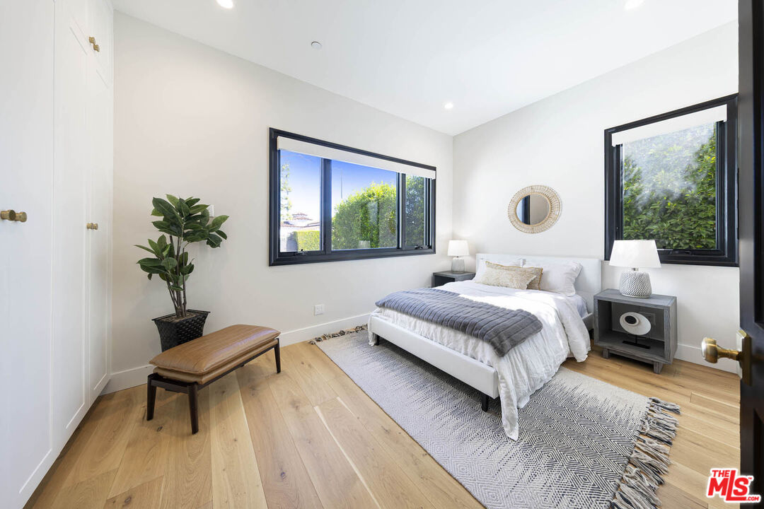 Los Angeles, California, 90048, United States, 4 Bedrooms Bedrooms, ,2 BathroomsBathrooms,Residential,For Sale,1962418