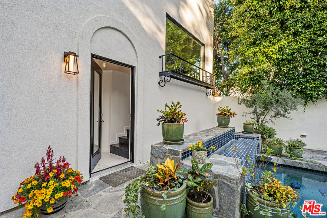 Los Angeles, California, 90004, United States, 4 Bedrooms Bedrooms, ,5 BathroomsBathrooms,Residential,For Sale,1989433