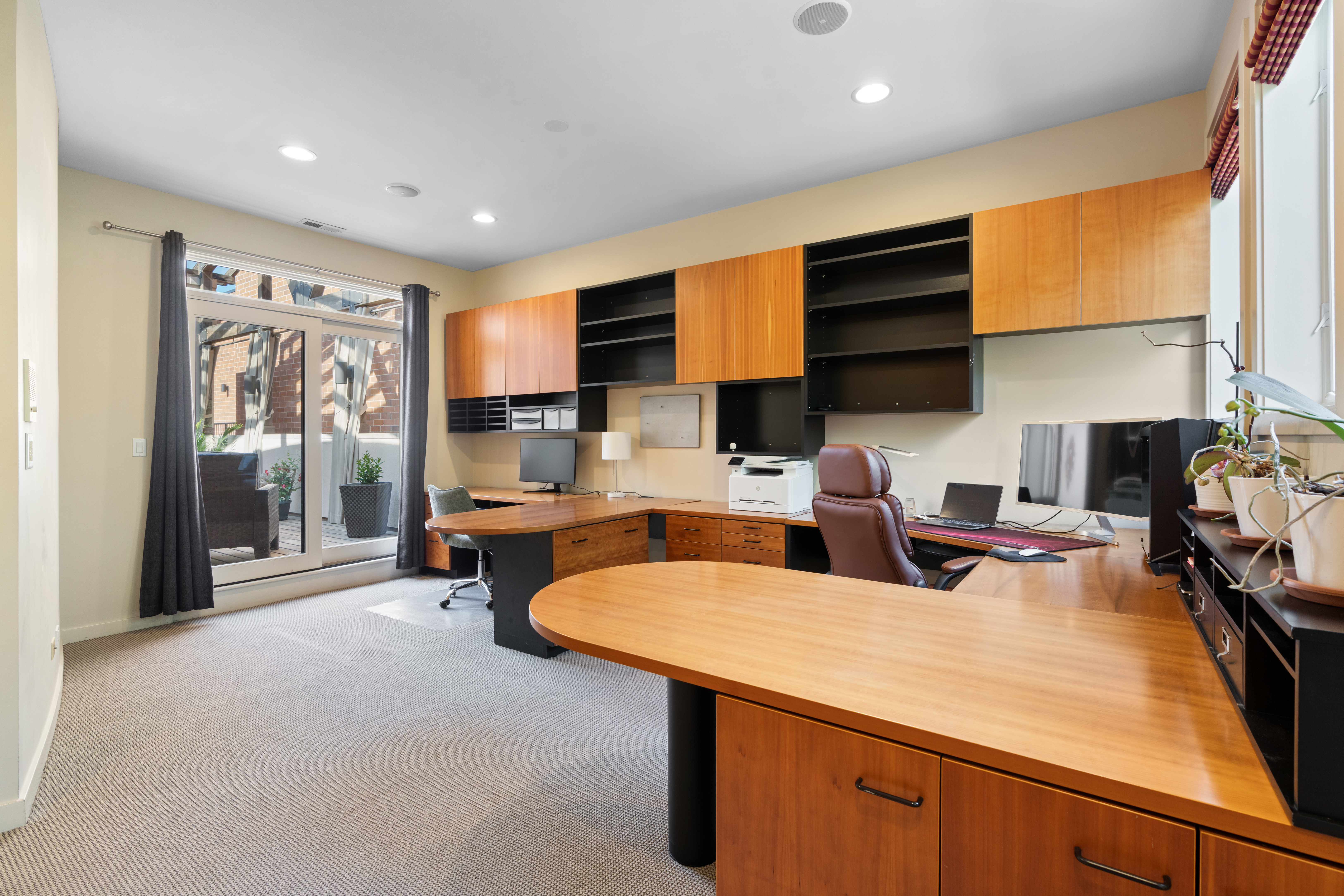  Architecturally Distinctive and Flooded with Natural Light - 物件實景