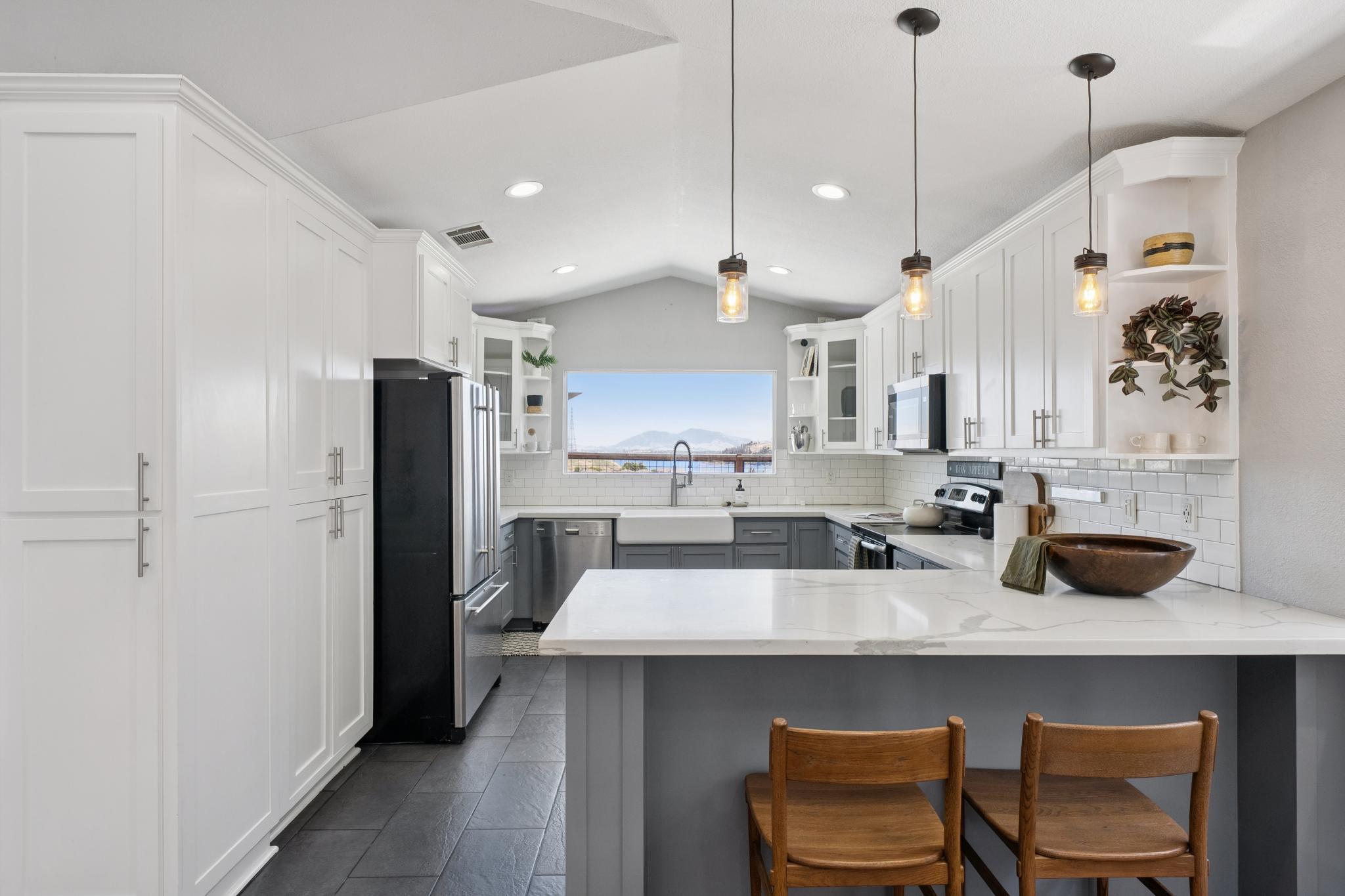  Beautifully Updated Home with Stunning Water Views - 物件實景