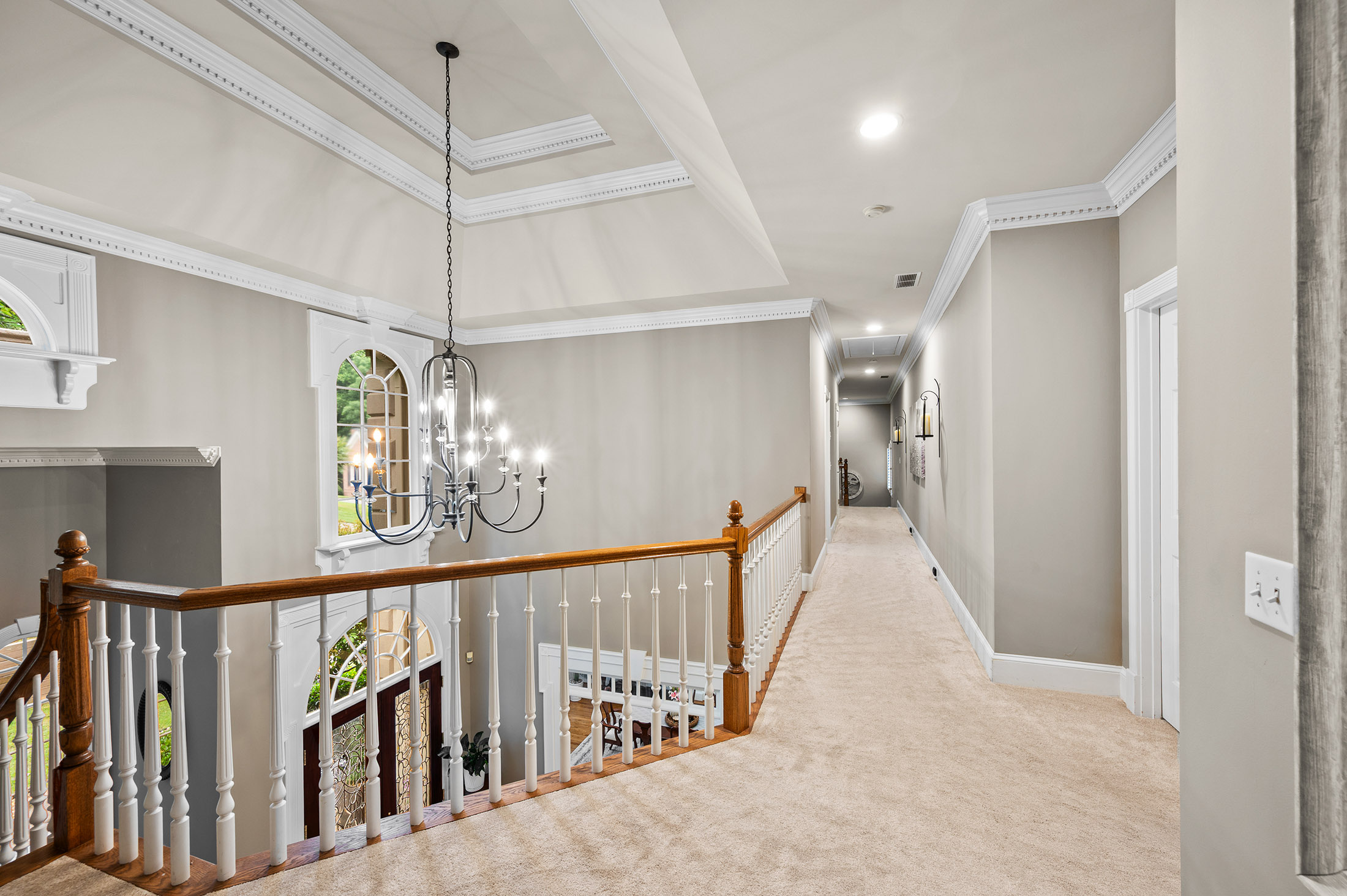  European-inspired Estate Tucked on Nearly Two Acres on Quiet Cul-de-sac - 物件實景