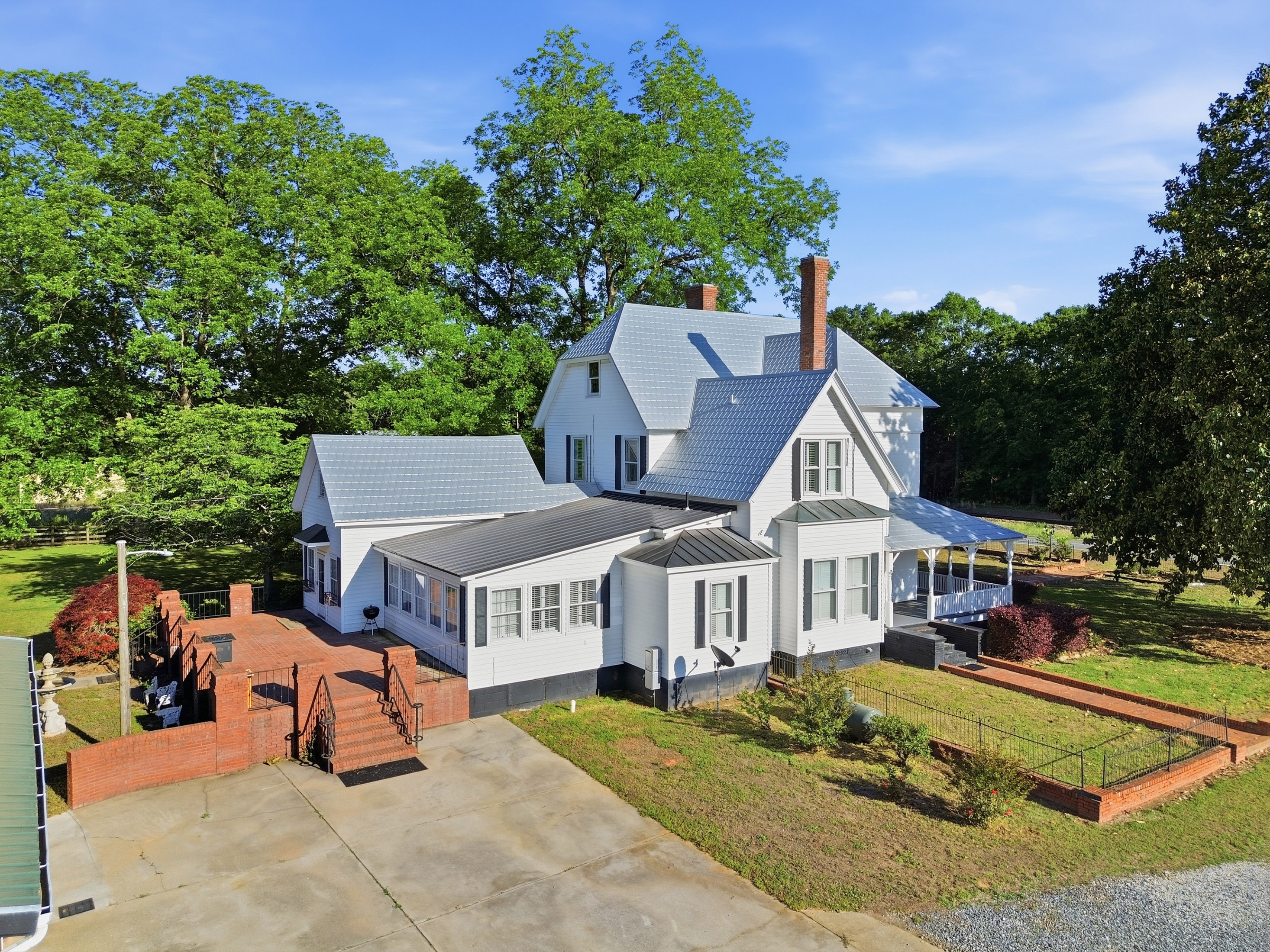  Beautifully Updated Farmhouse, Perfectly Situated on Five Acres - 物件實景