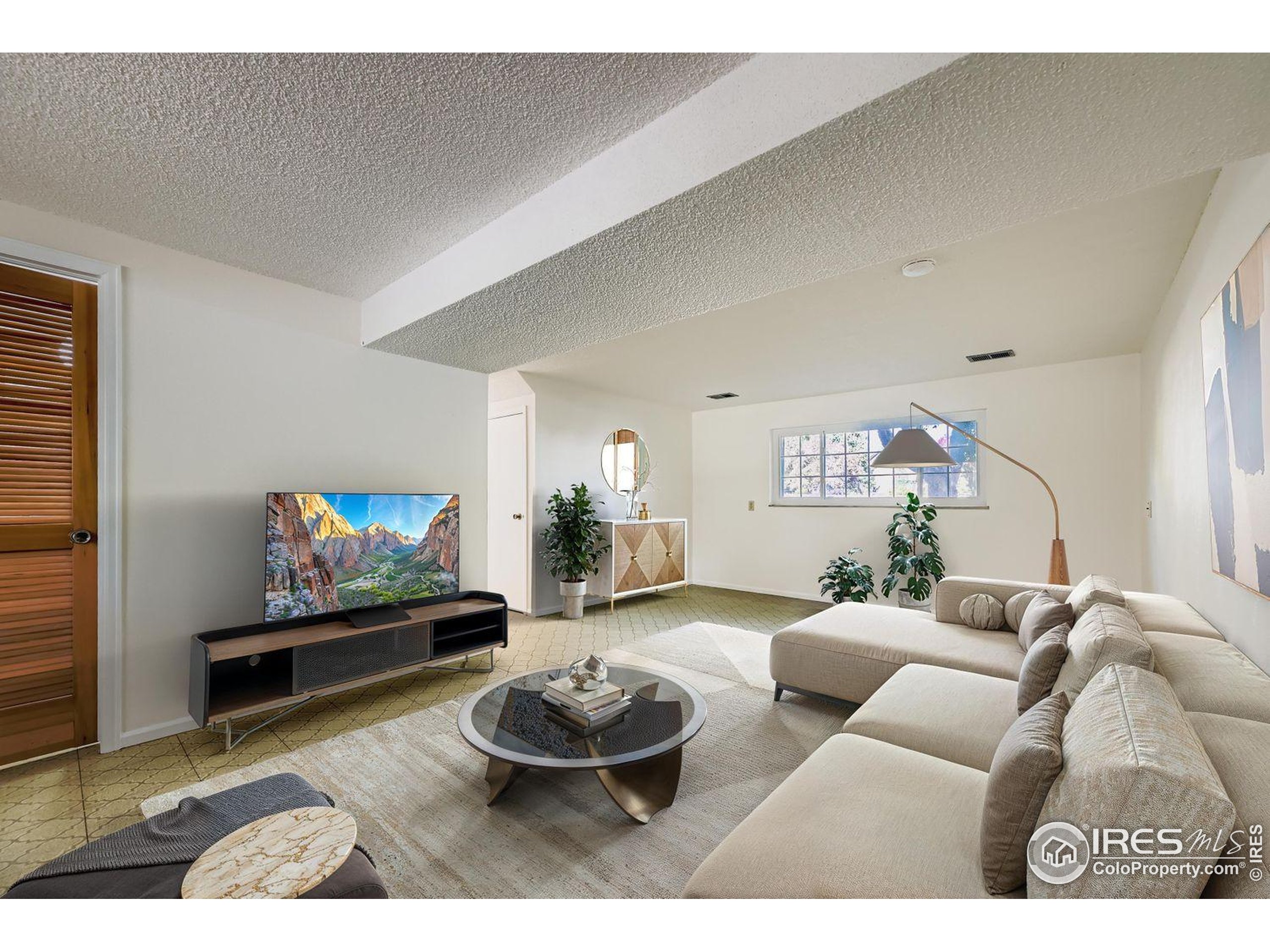 Longmont, Colorado, 80501, United States, 4 Bedrooms Bedrooms, ,2 BathroomsBathrooms,Residential,For Sale,1994687