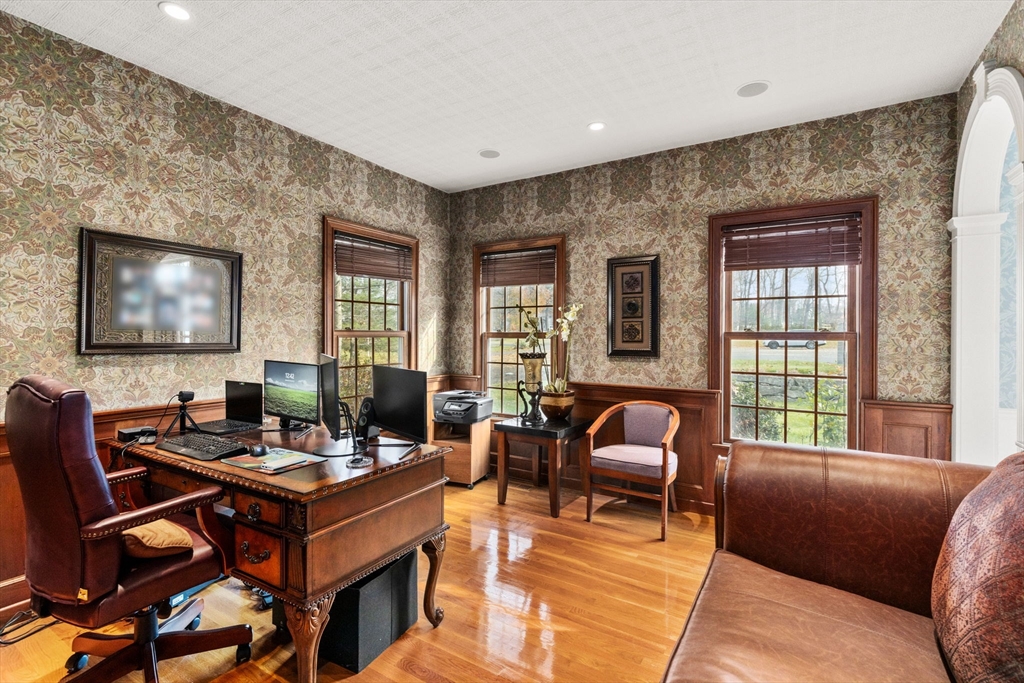 Northbridge, Massachusetts, 01534, United States, 4 Bedrooms Bedrooms, ,4 BathroomsBathrooms,Residential,For Sale,1991368