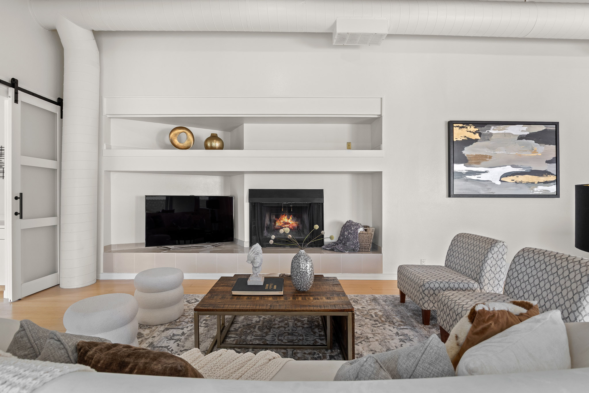  Set against the red rocks of Perry Park with a bold white stucco exterior - 物件實景