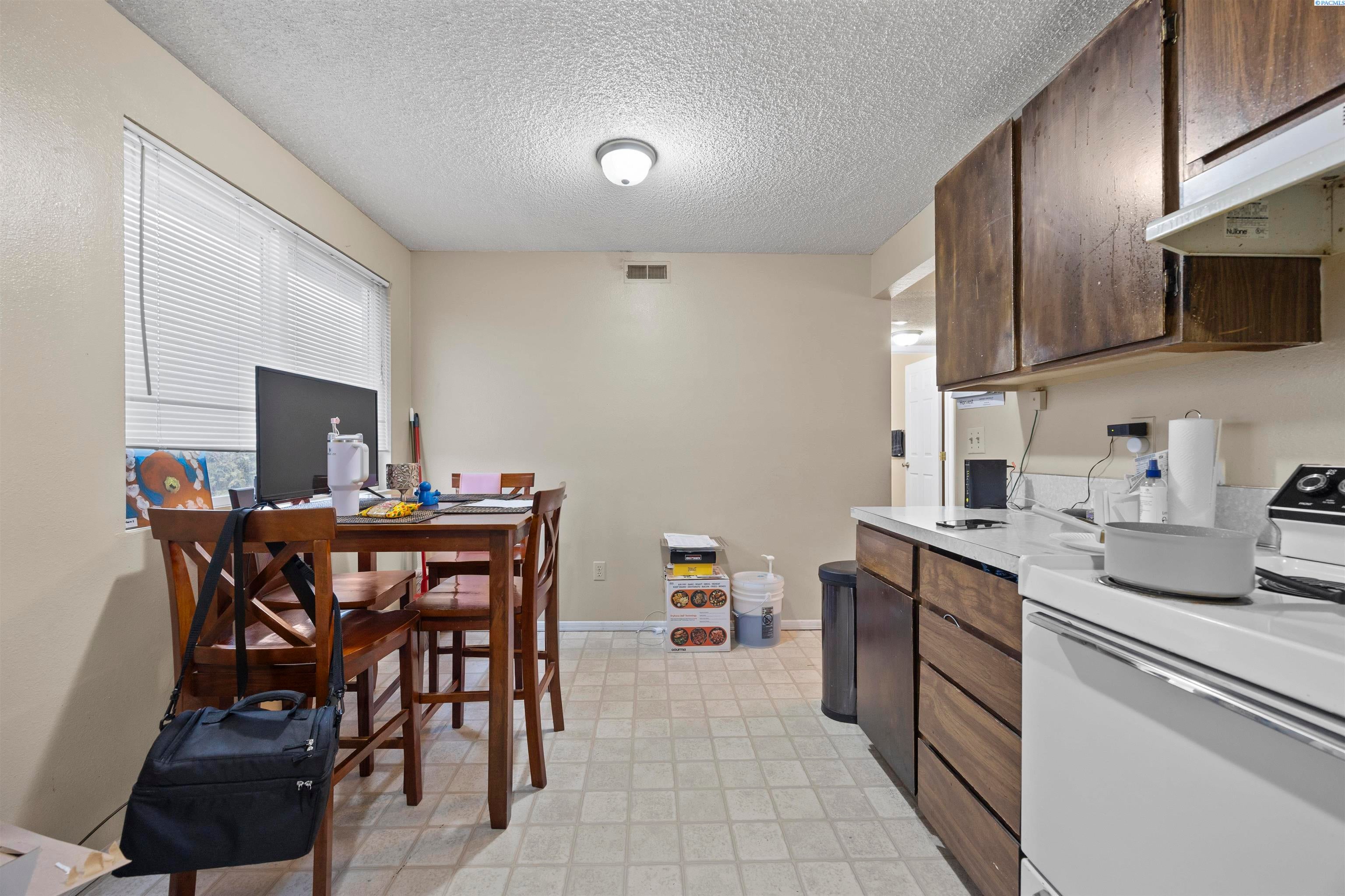 Zillah, Washington, 98953, United States, 9 Bedrooms Bedrooms, ,Residential,For Sale,2013273